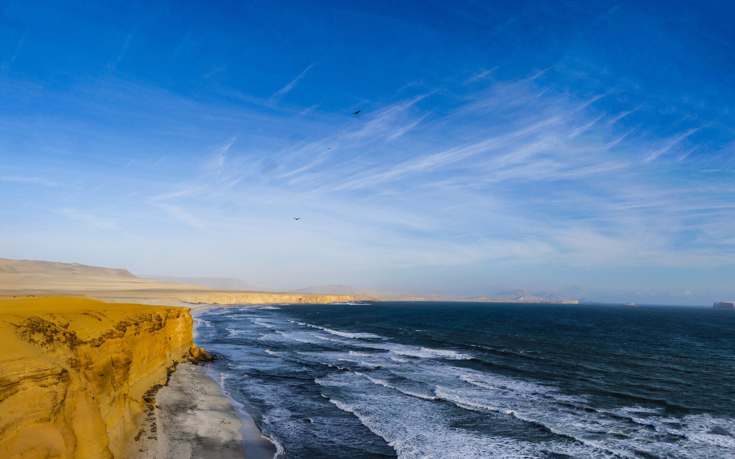 Морские волны на берегу под красивым голубым небом