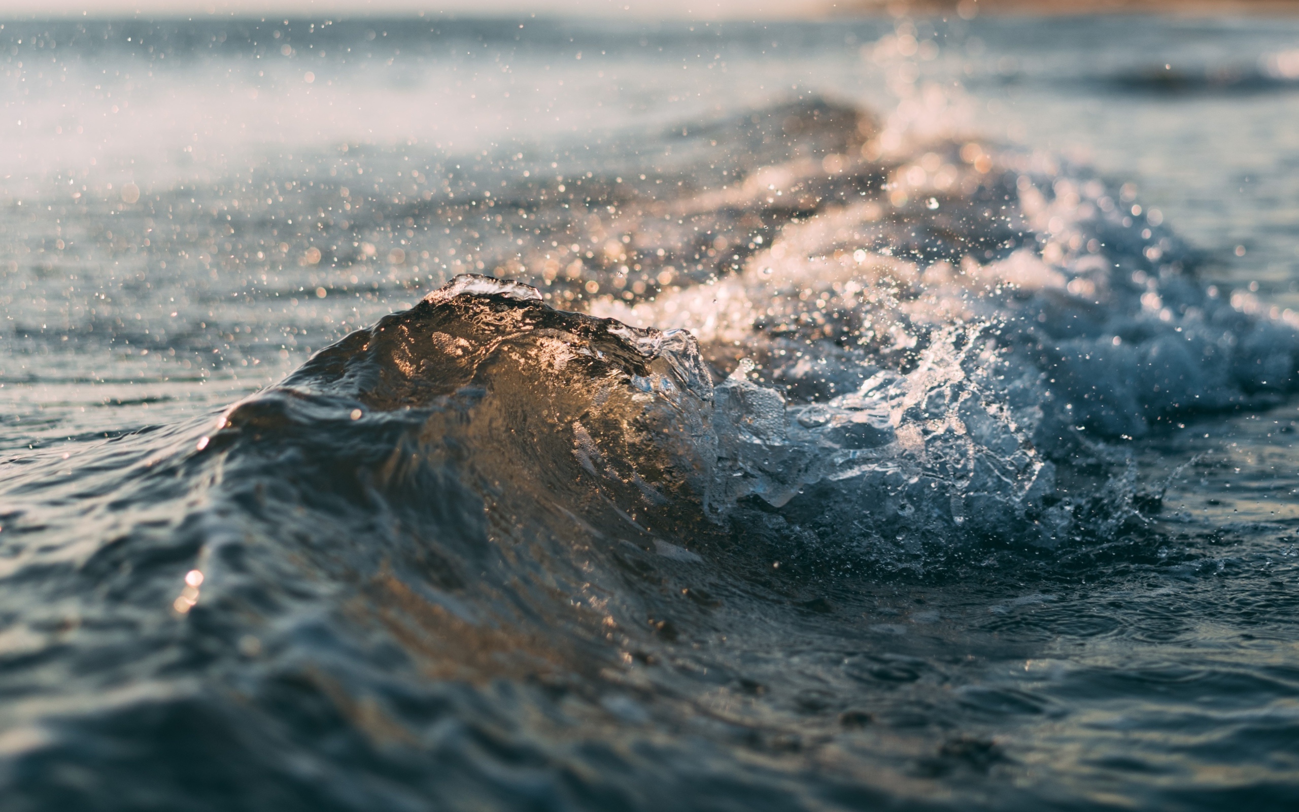 Бушующие морские волны у берега