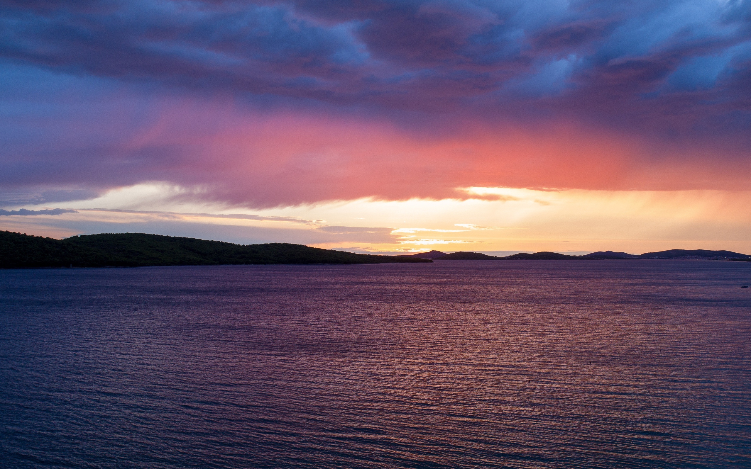 Спокойная вода в озере под красивым небом на закате