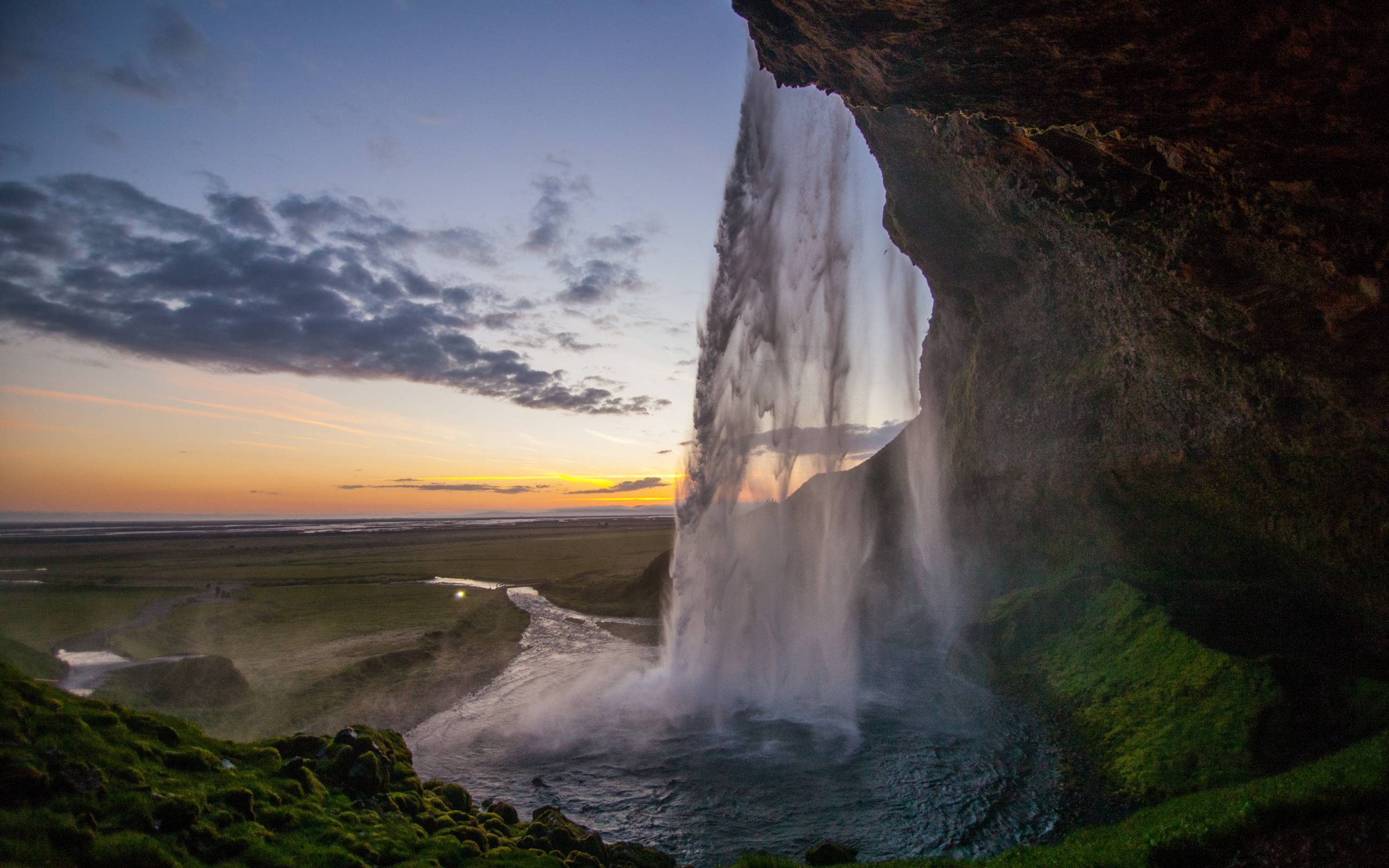 Красивый водопад Сельяландсфосс на закате, Исландия