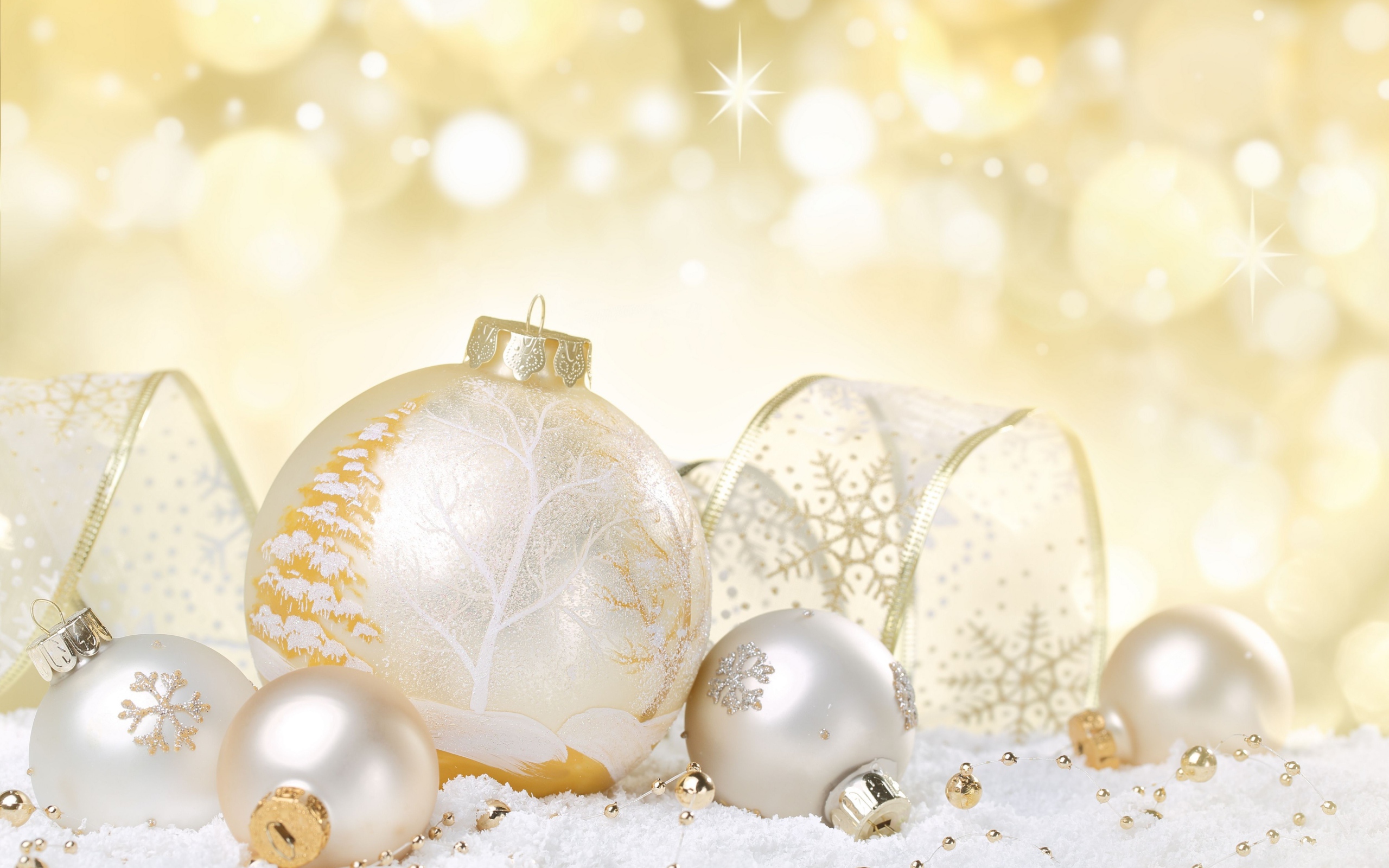 Красивые елочные шары с лентой на Новый год 2019 