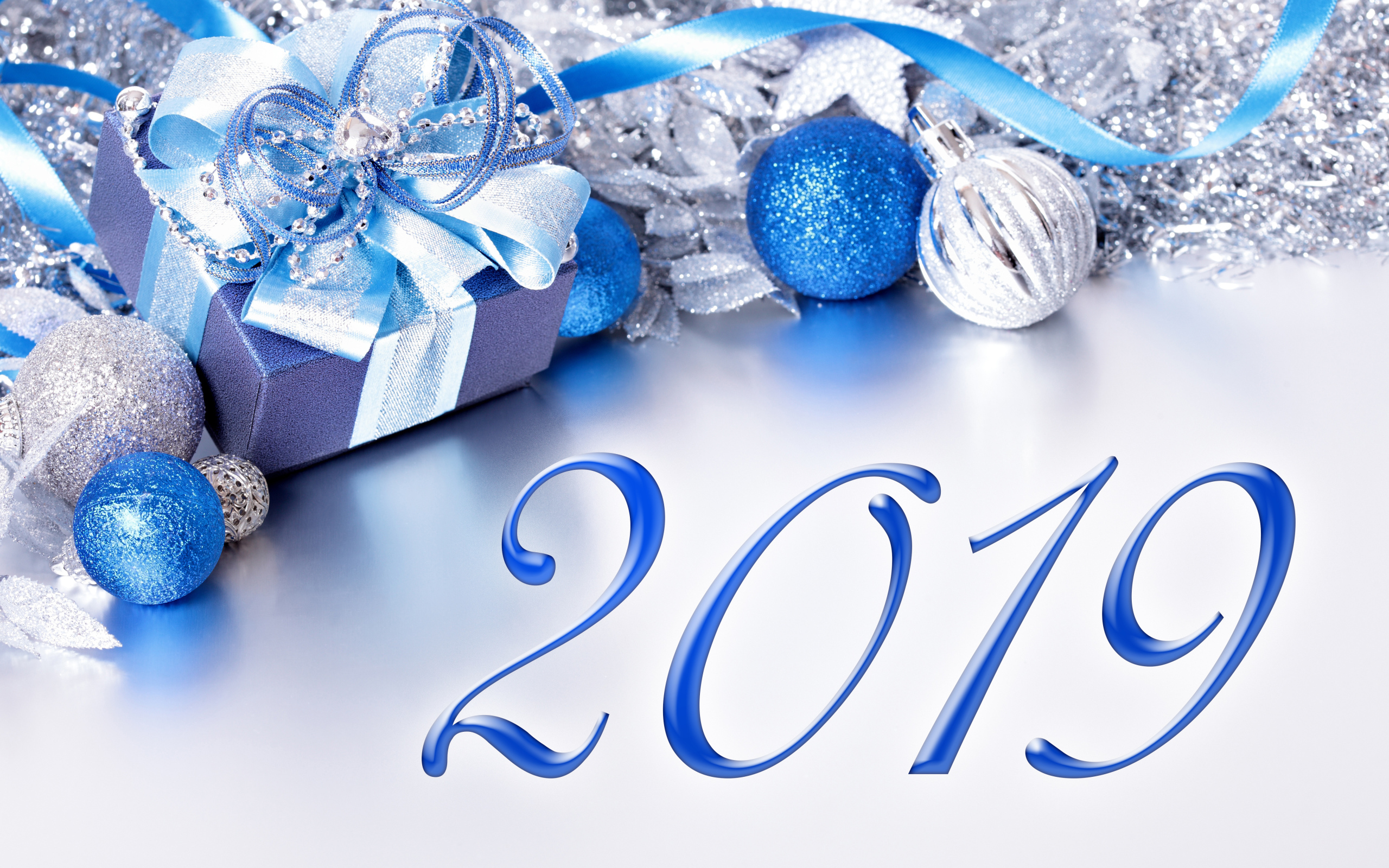 Голубые цифры 2019 на сером фоне с новогодними игрушками на Новый год свиньи 2019