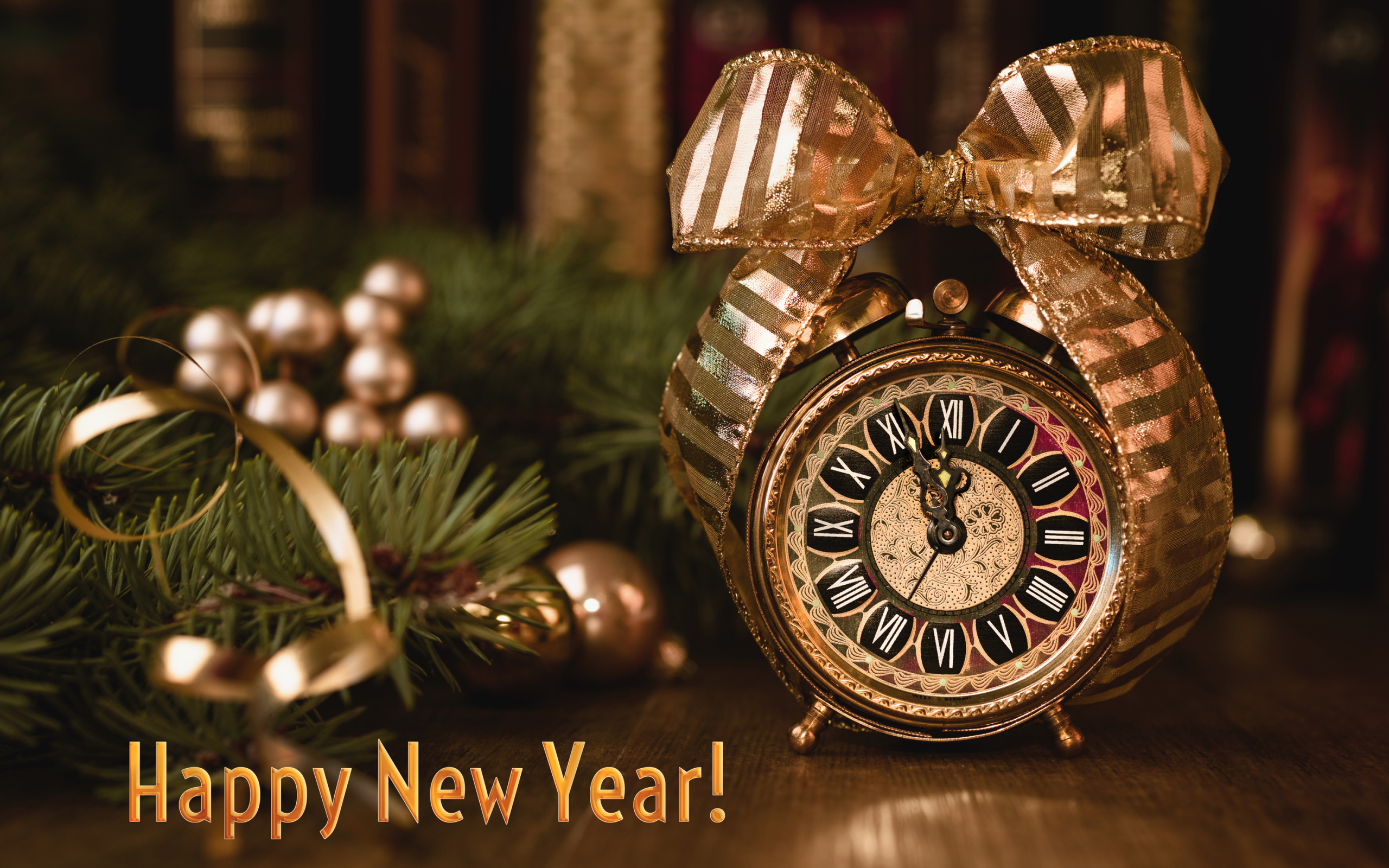 Часы и еловая ветка на новый год 2019