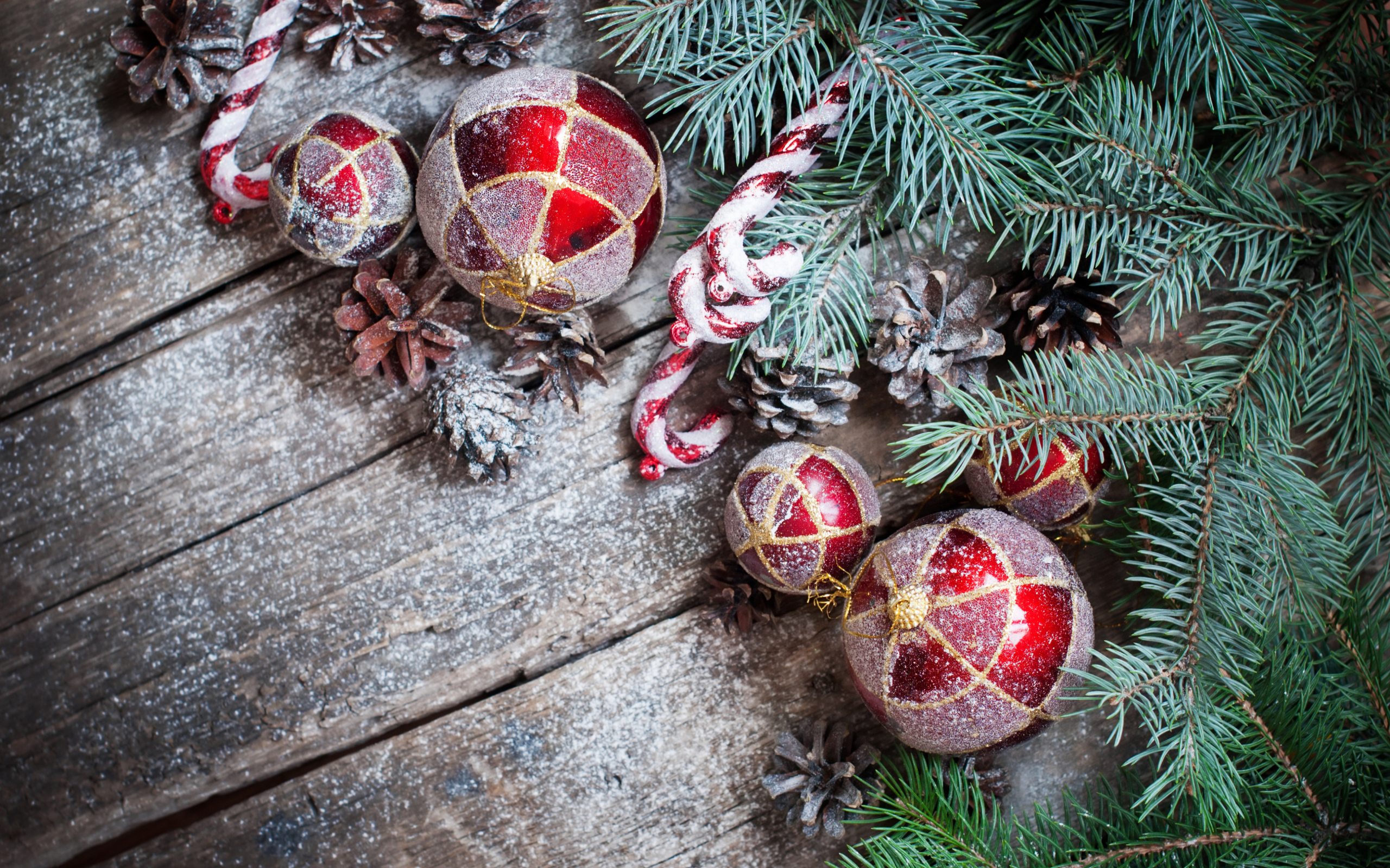 Красные еловые игрушки, шишки и зеленая еловая ветка на Новый год и Рождество 2019 