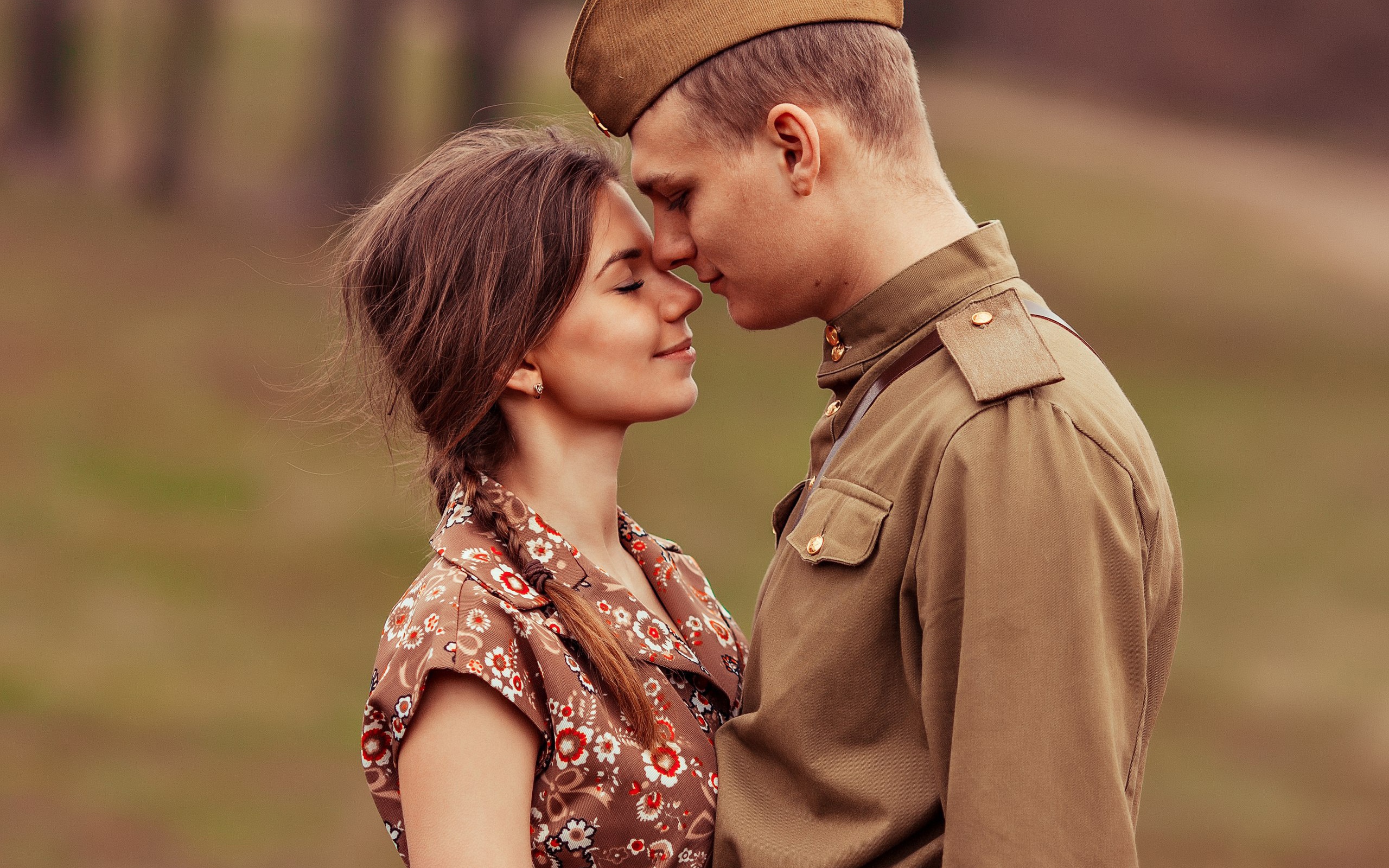 Девушка встречает солдата с войны, ретро фото 