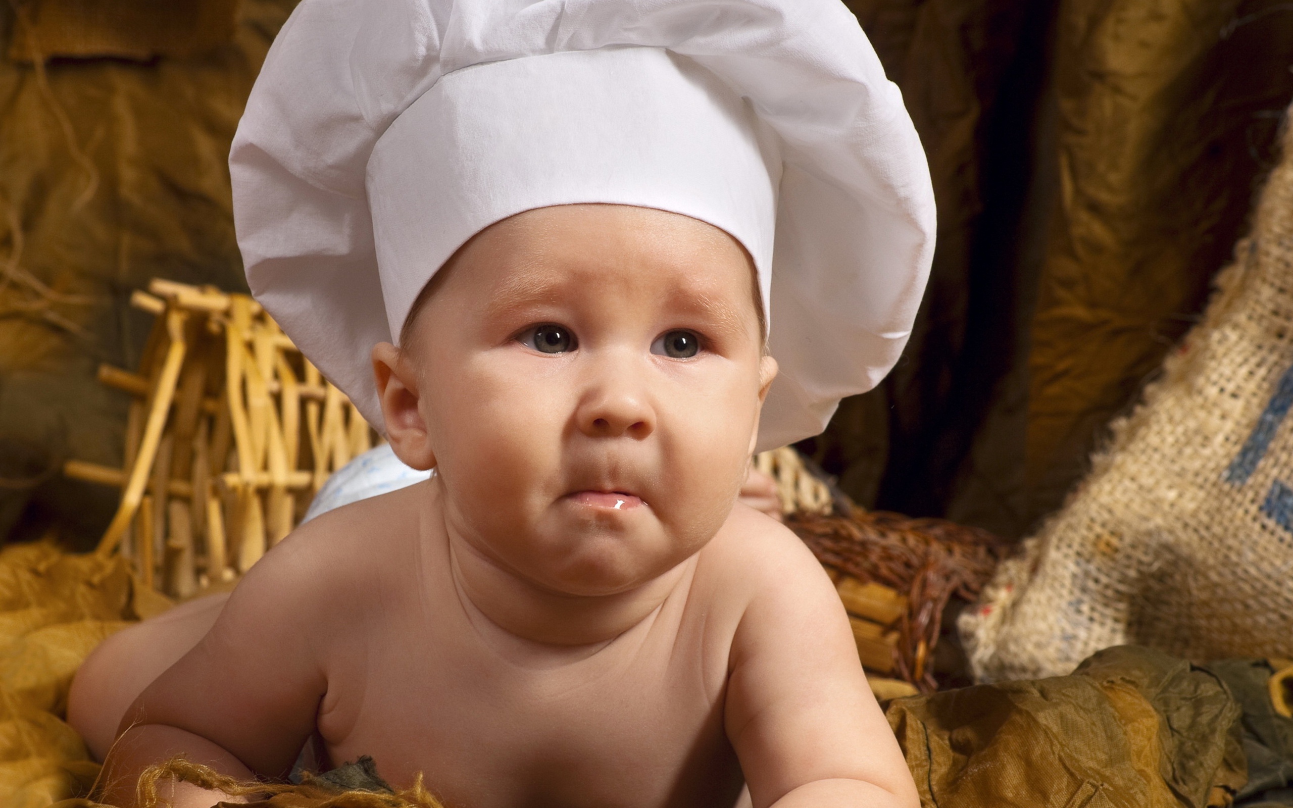 Младенец в белой шапке повара