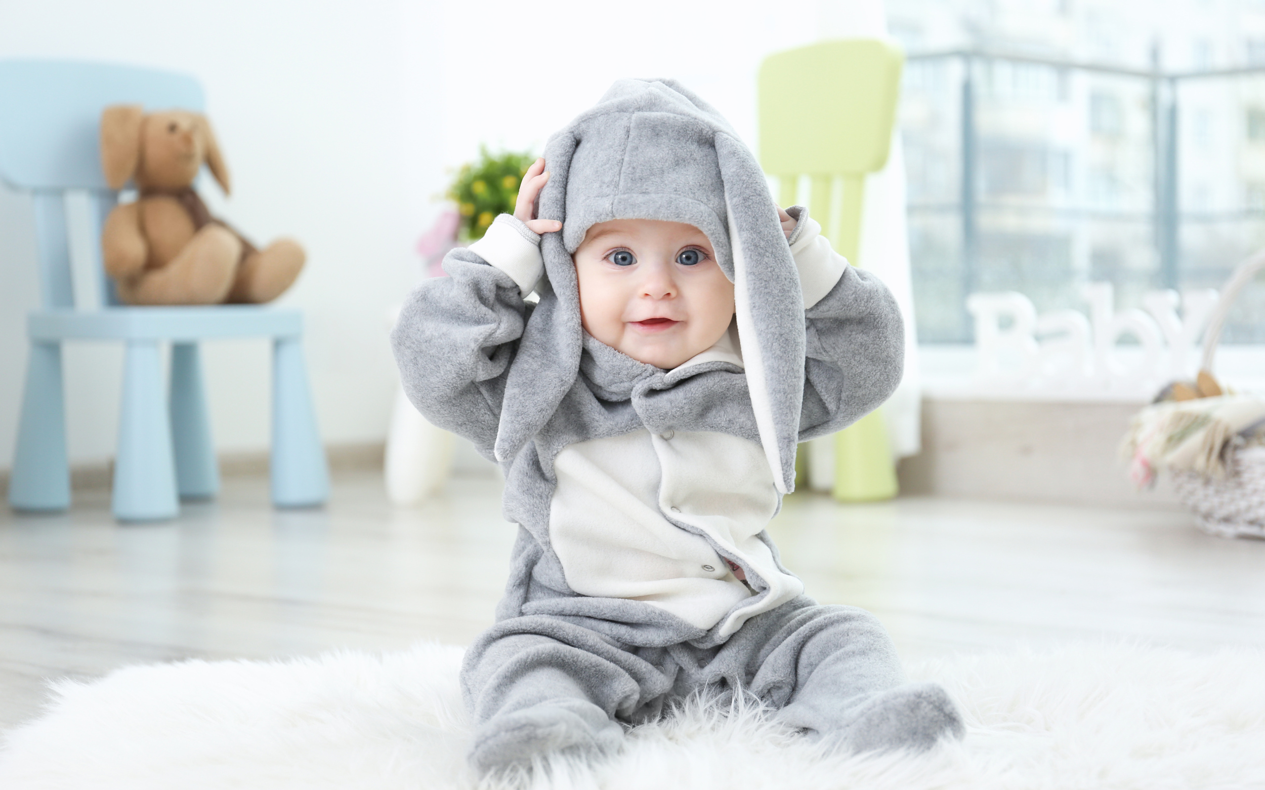 Маленький ребенок в костюме зайчика