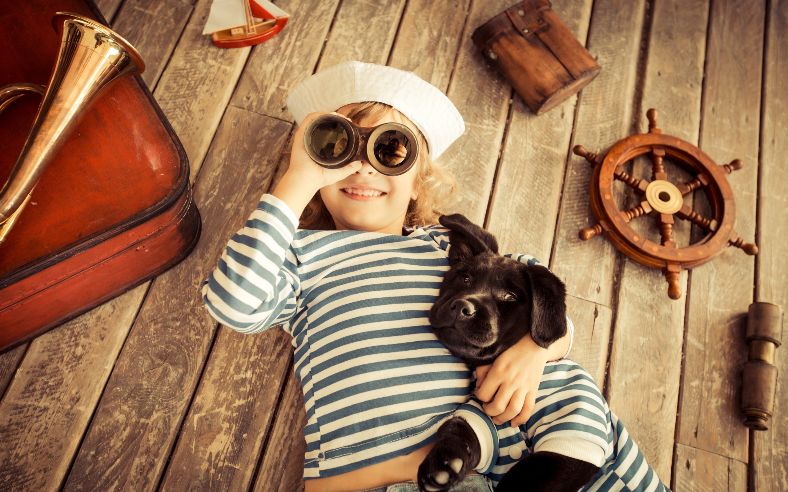 Мальчик с собакой играют в матросов