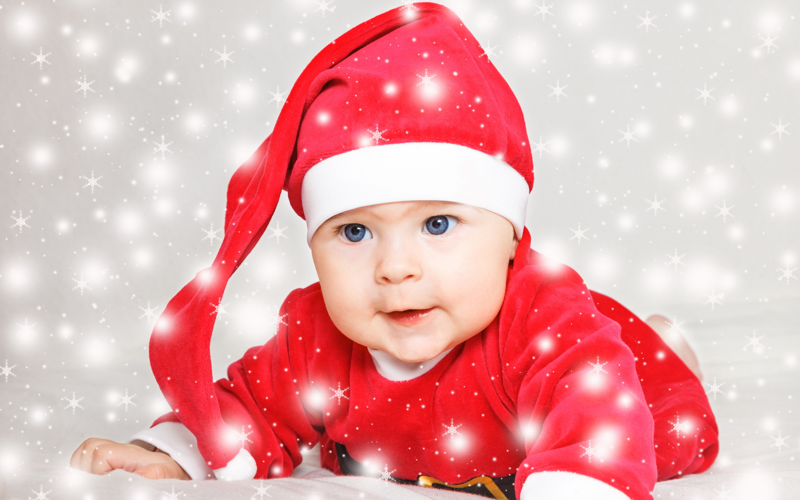 Милый голубоглазый ребенок в красном новогоднем костюме