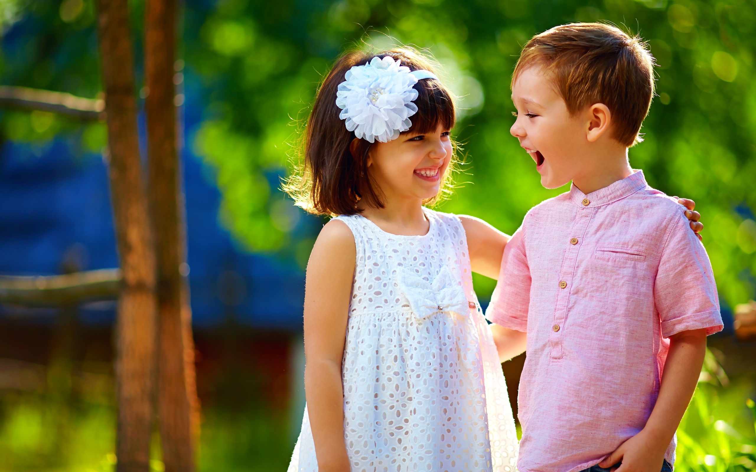 Маленькие улыбающиеся мальчик и девочка