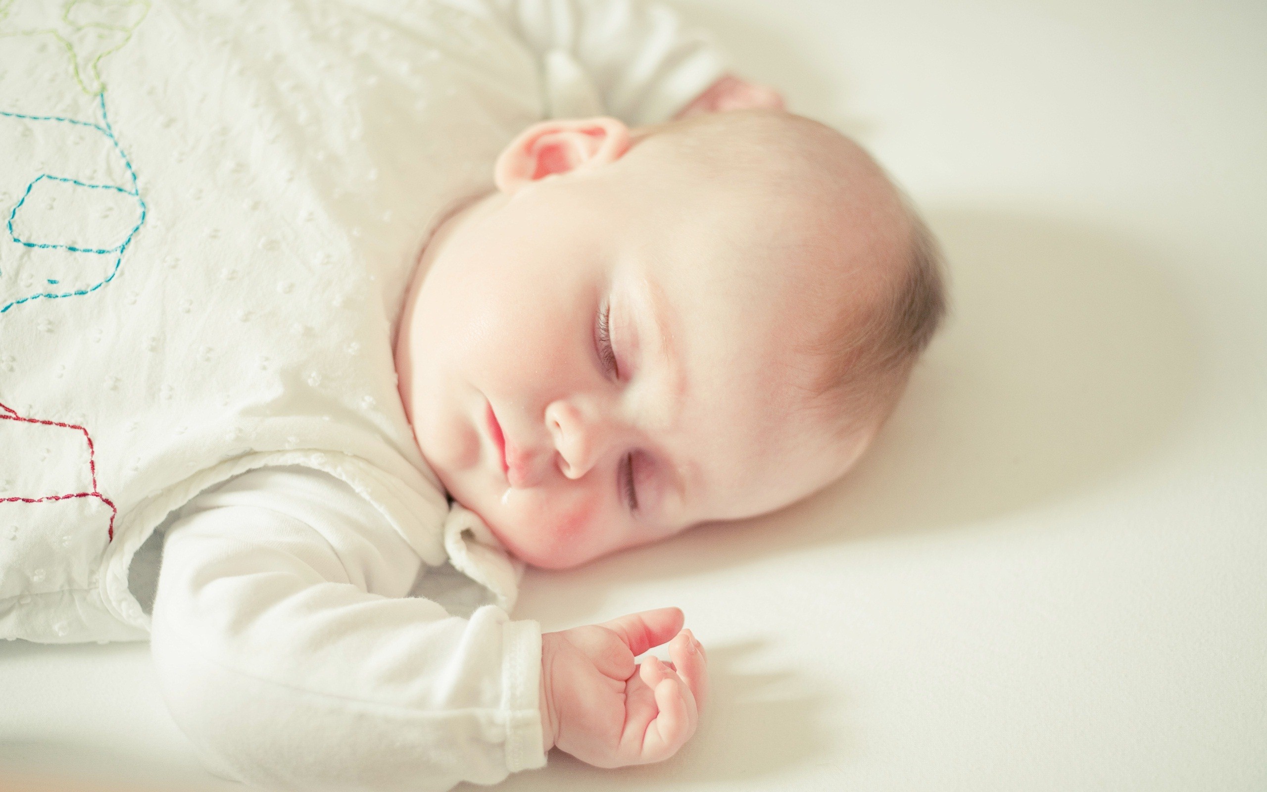 Спящий милый грудной ребенок