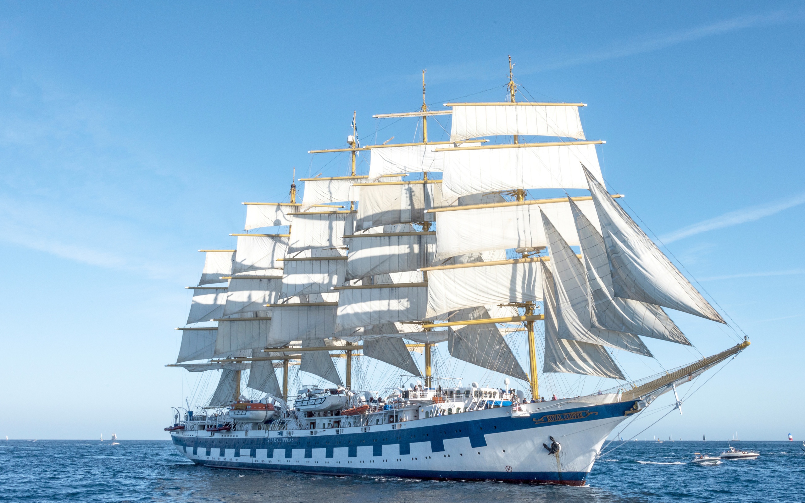 Круизное парусное судно Royal Clipper в море