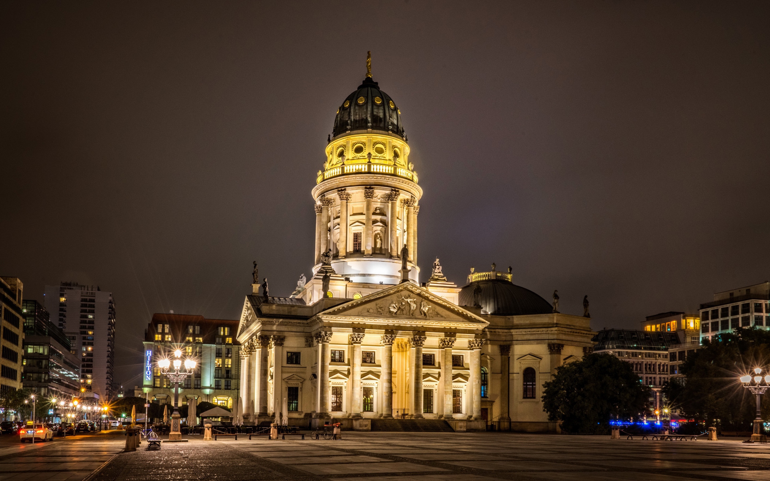 Французский собор в свете ночных фонарей, Берлин. Германия