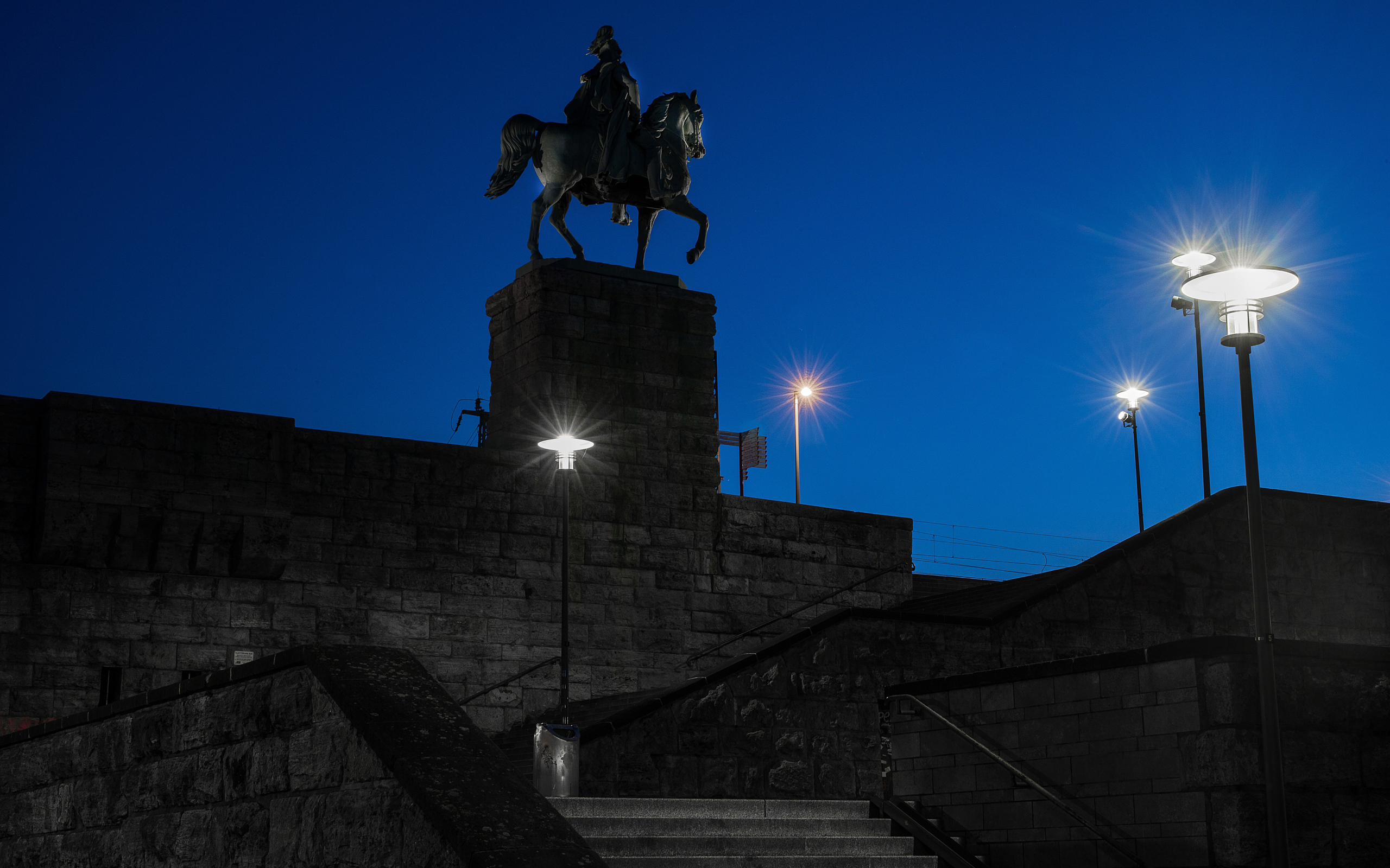 Памятник германского императора Вильгельма I в свете ночных фонарей, Кёльн. Германия