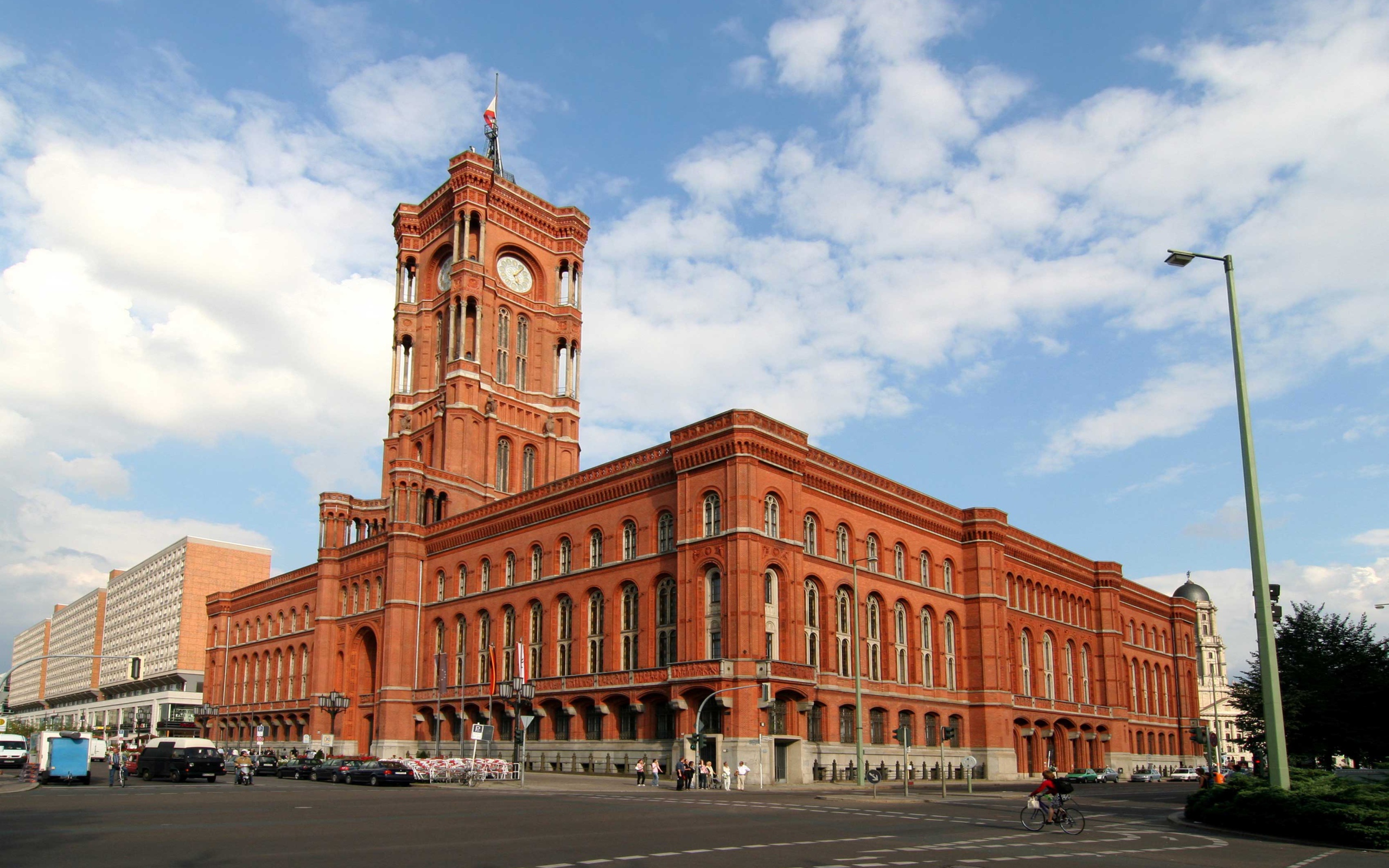 Красная ратуша под красивым голубым небом, Берлин. Германия