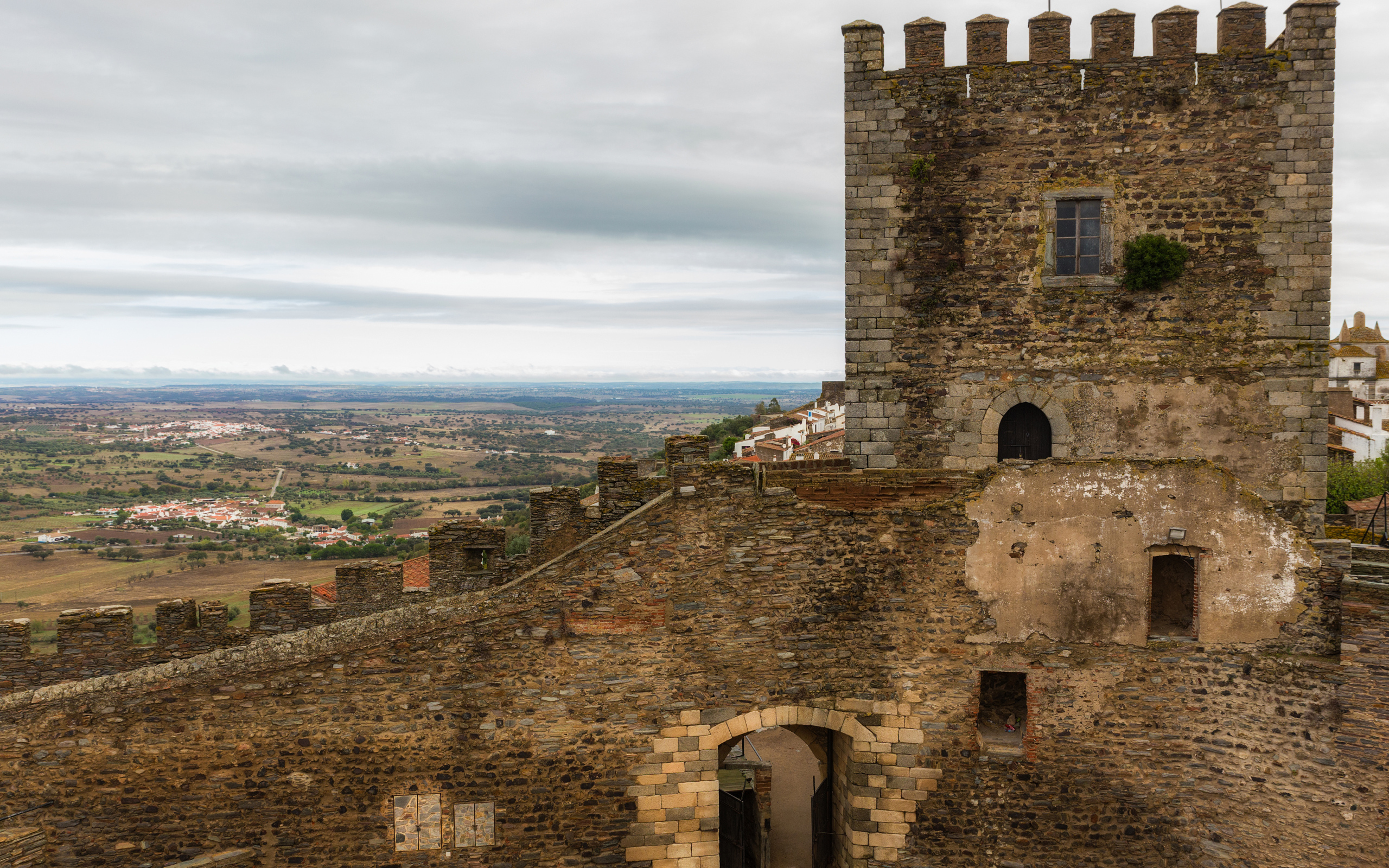 Старинный замок Монсараш, Португалия