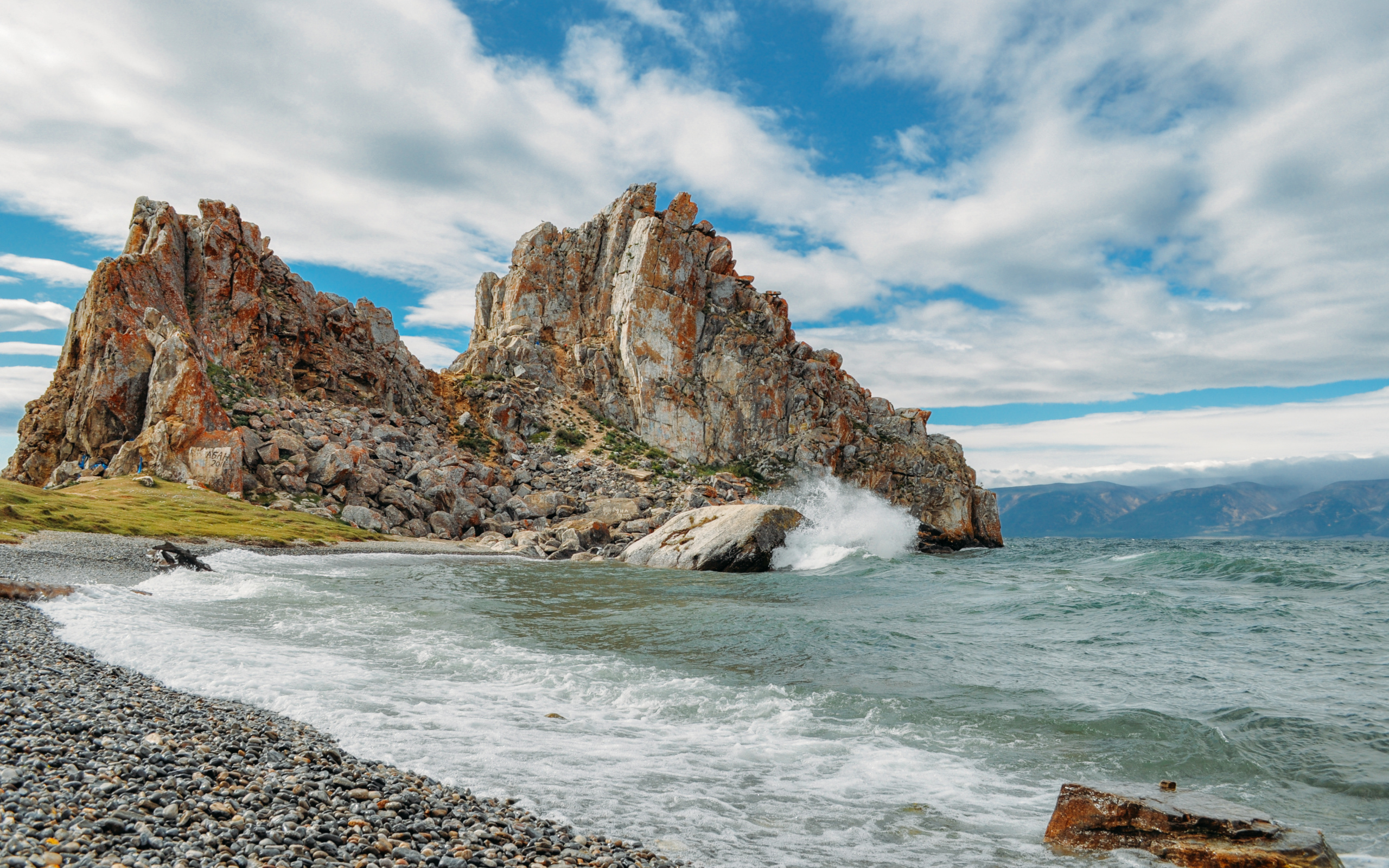 Скалы под голубым небом на острове Ольхон, Россия