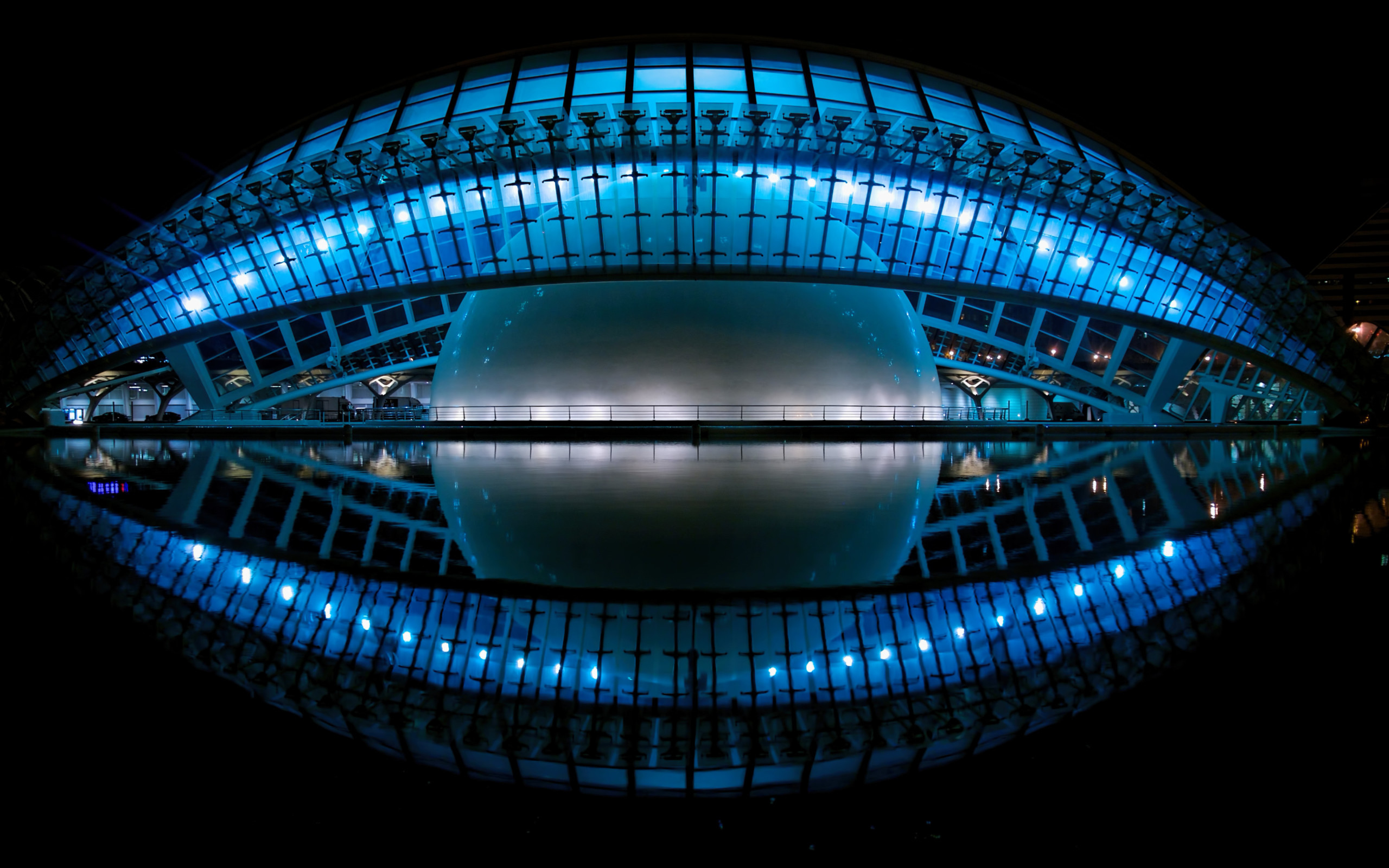 Кинотеатр Hemisferic ночью, Валенсия. Испания