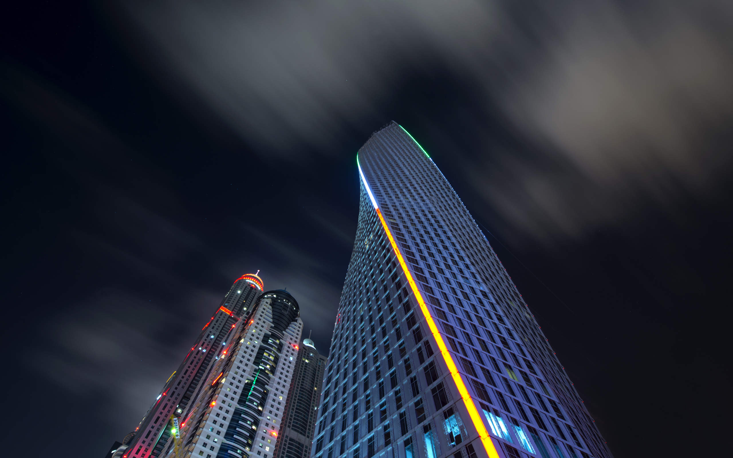 Небоскребы Дубаи под ночным небом, ОАЭ
