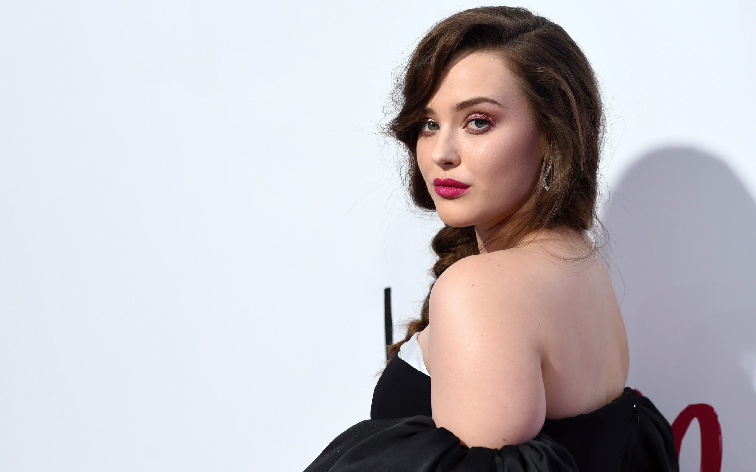 Актриса Кэтрин Лэнгфорд вид сбоку