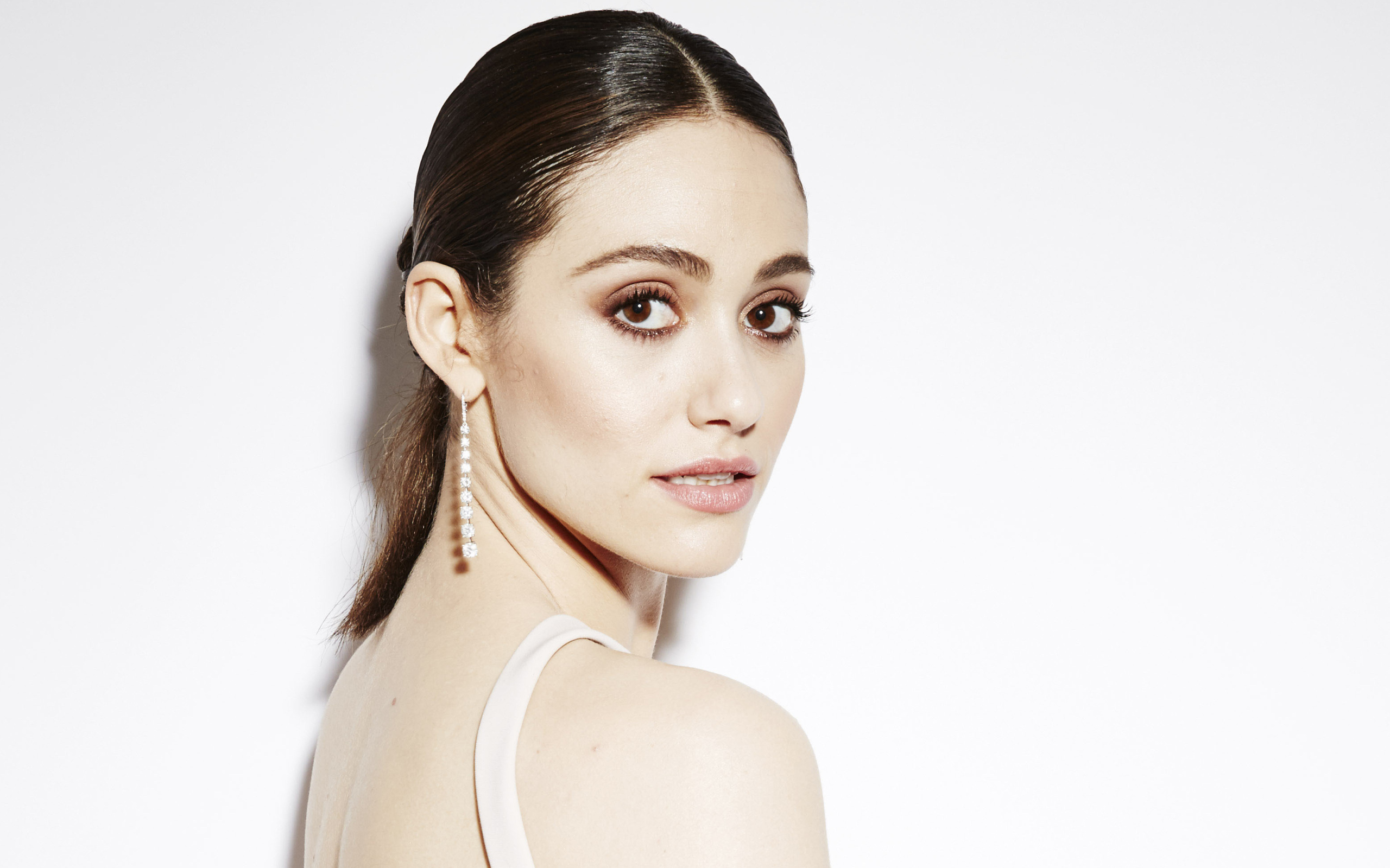 Актриса Эмми Россум фото на белом фоне