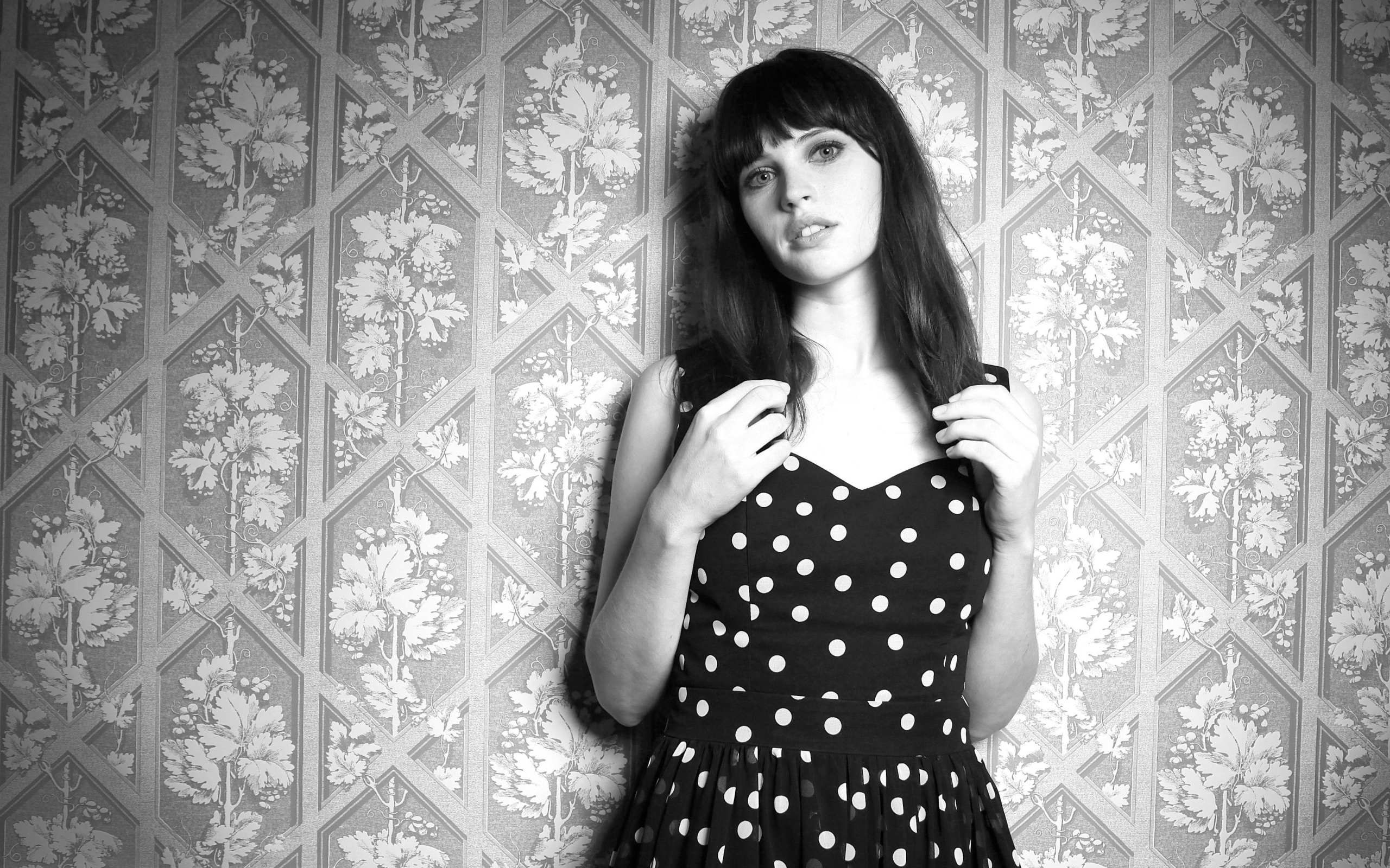 Актриса Фелисити Джонс у стены,  черно белое фото