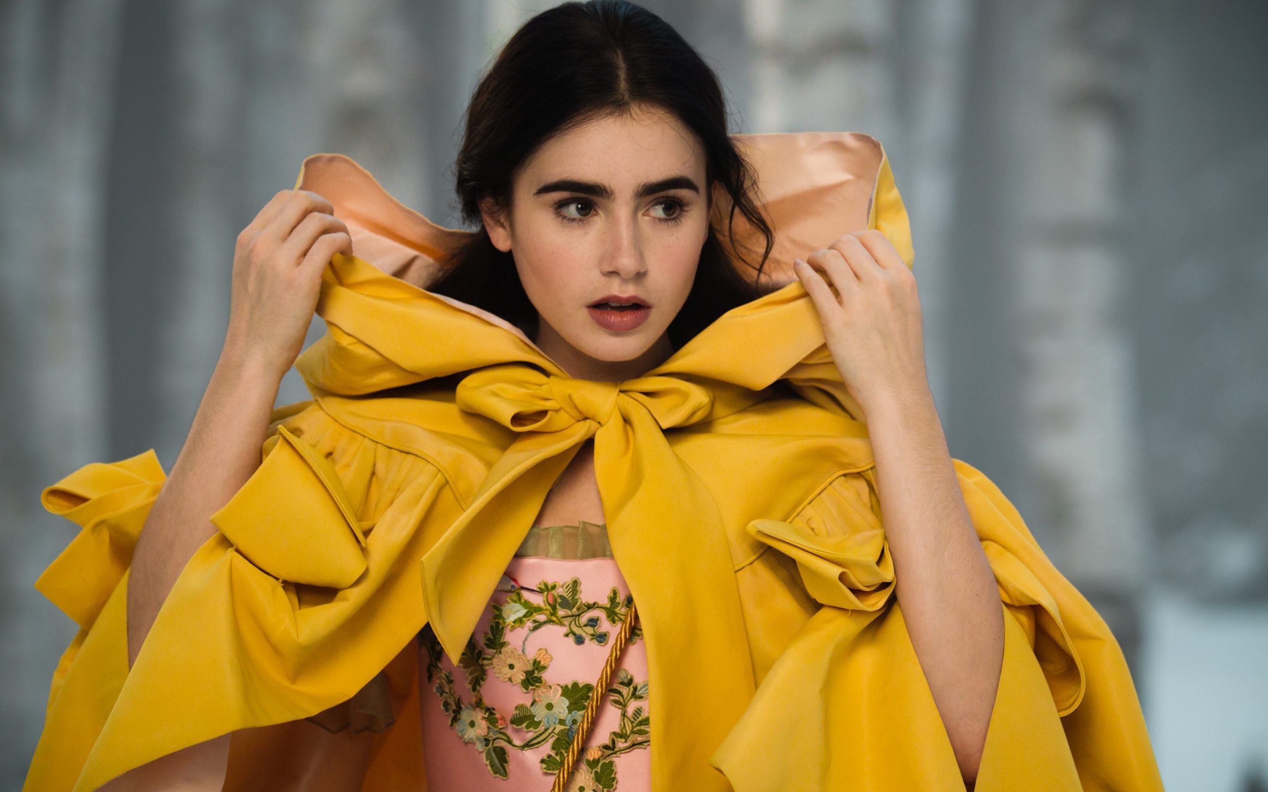 Актриса Лили Коллинз в желтом плаще