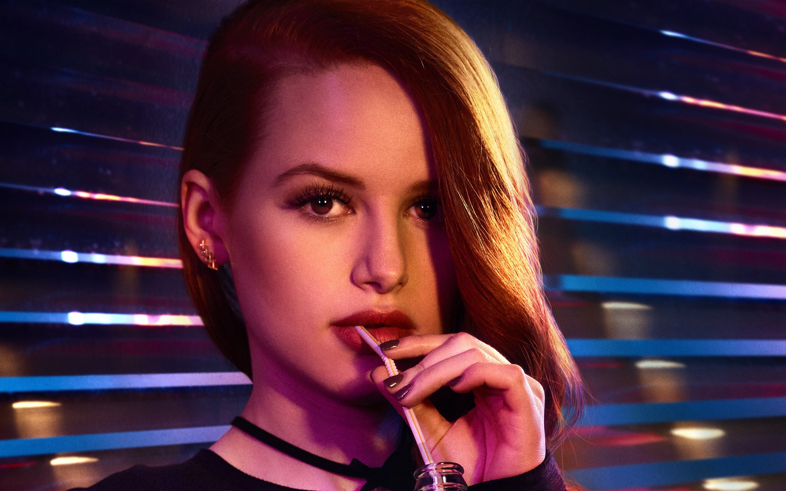 Актриса Мэделин Петш с трубочкой во рту