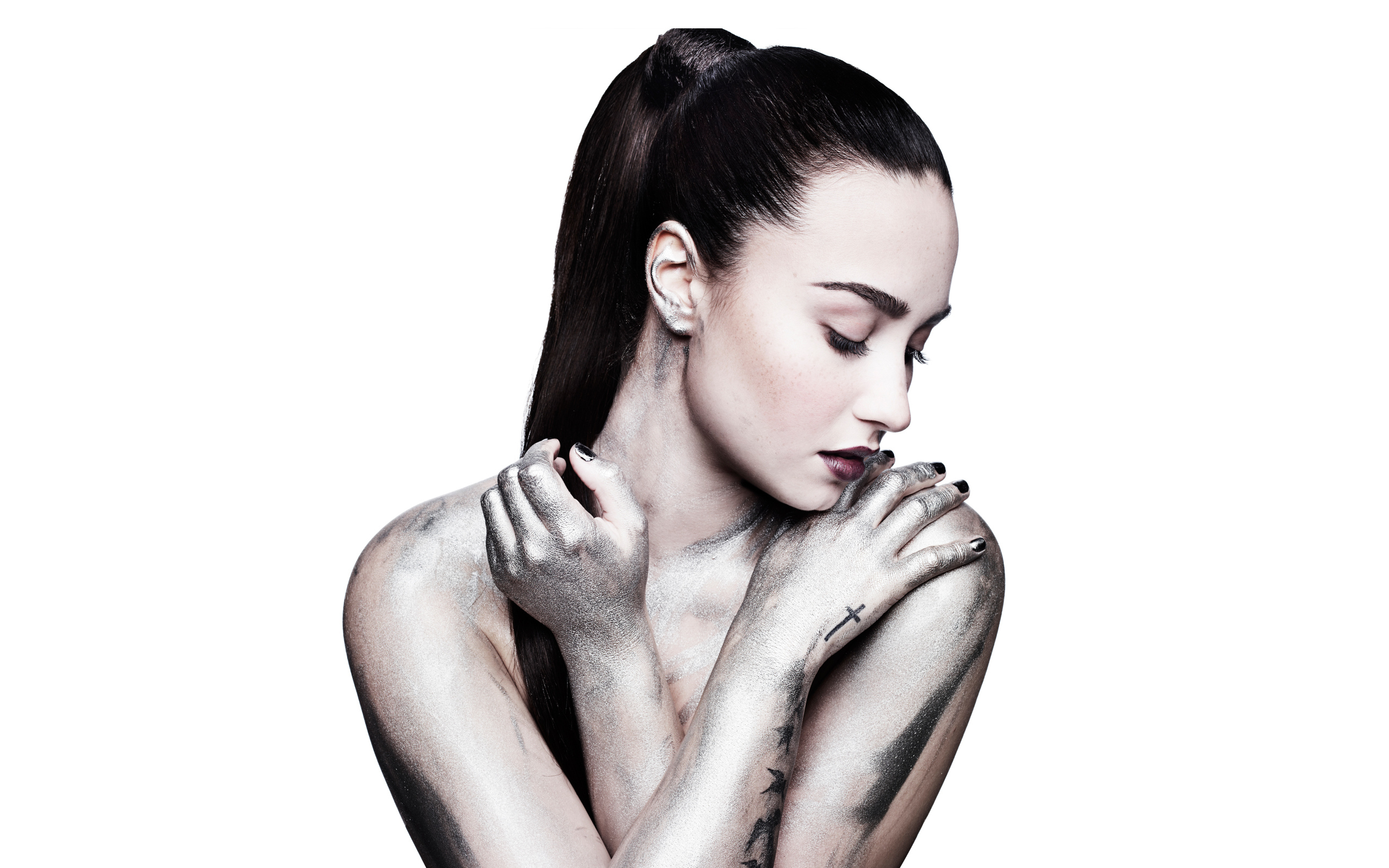 Американская актриса Деми Ловато фото на белом фоне