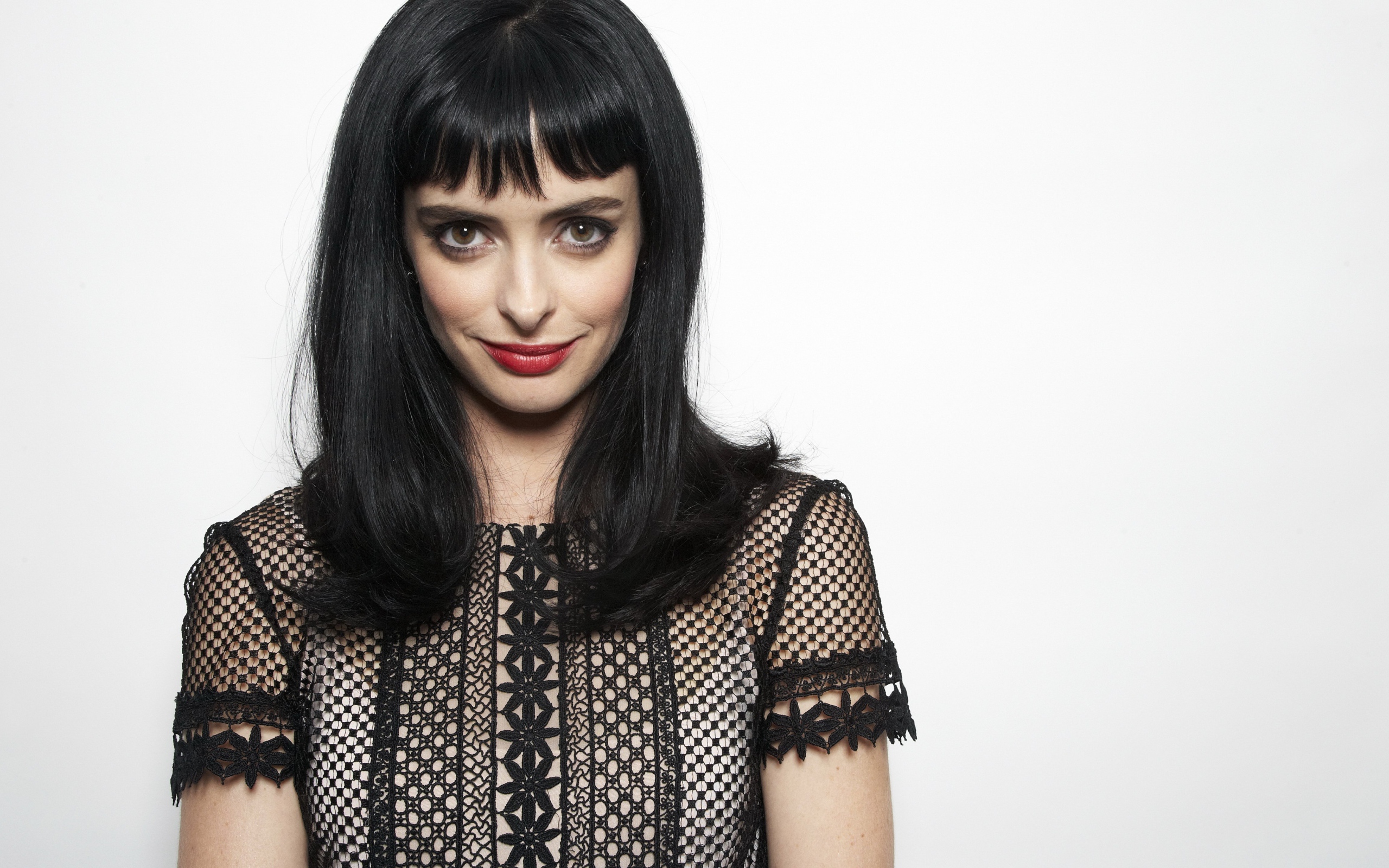 Американская актриса Кристен Риттер на сером фоне