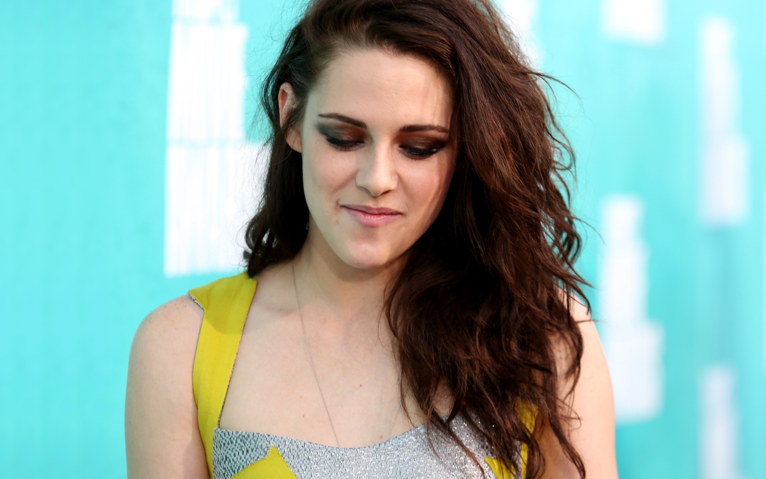 Американская актриса Кристен Стюарт улыбается