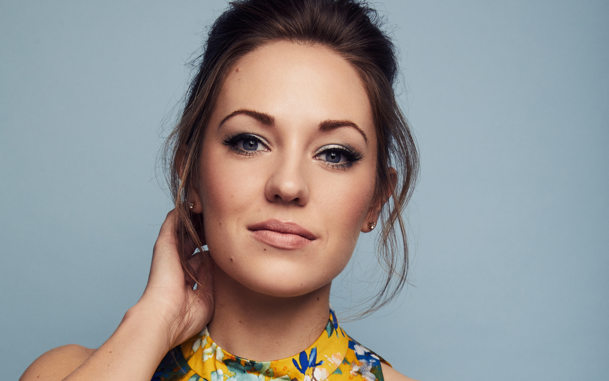 Американская актриса Лора Оснс на сером фоне