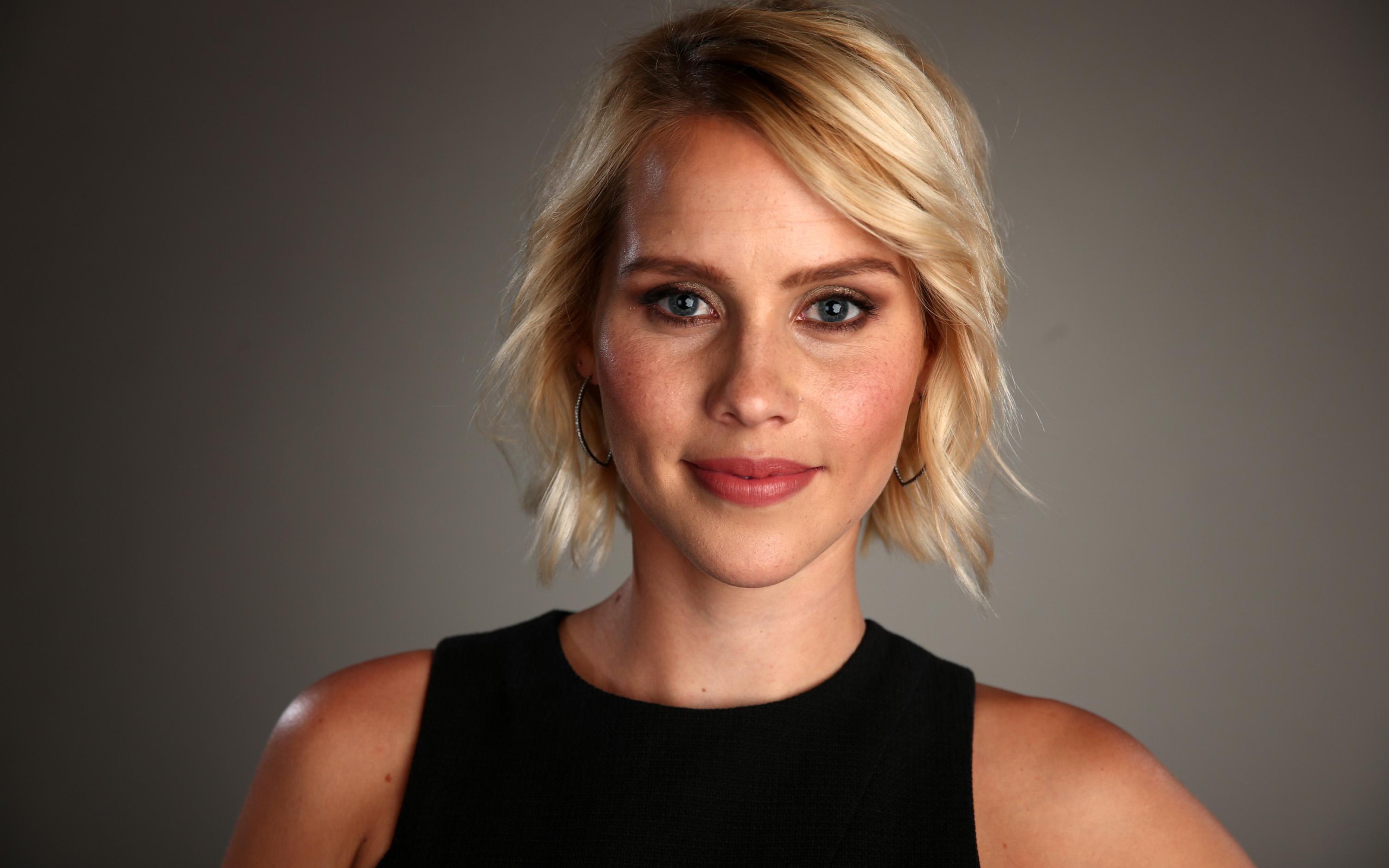 Австралийская актриса Клэр Холт на сером фоне