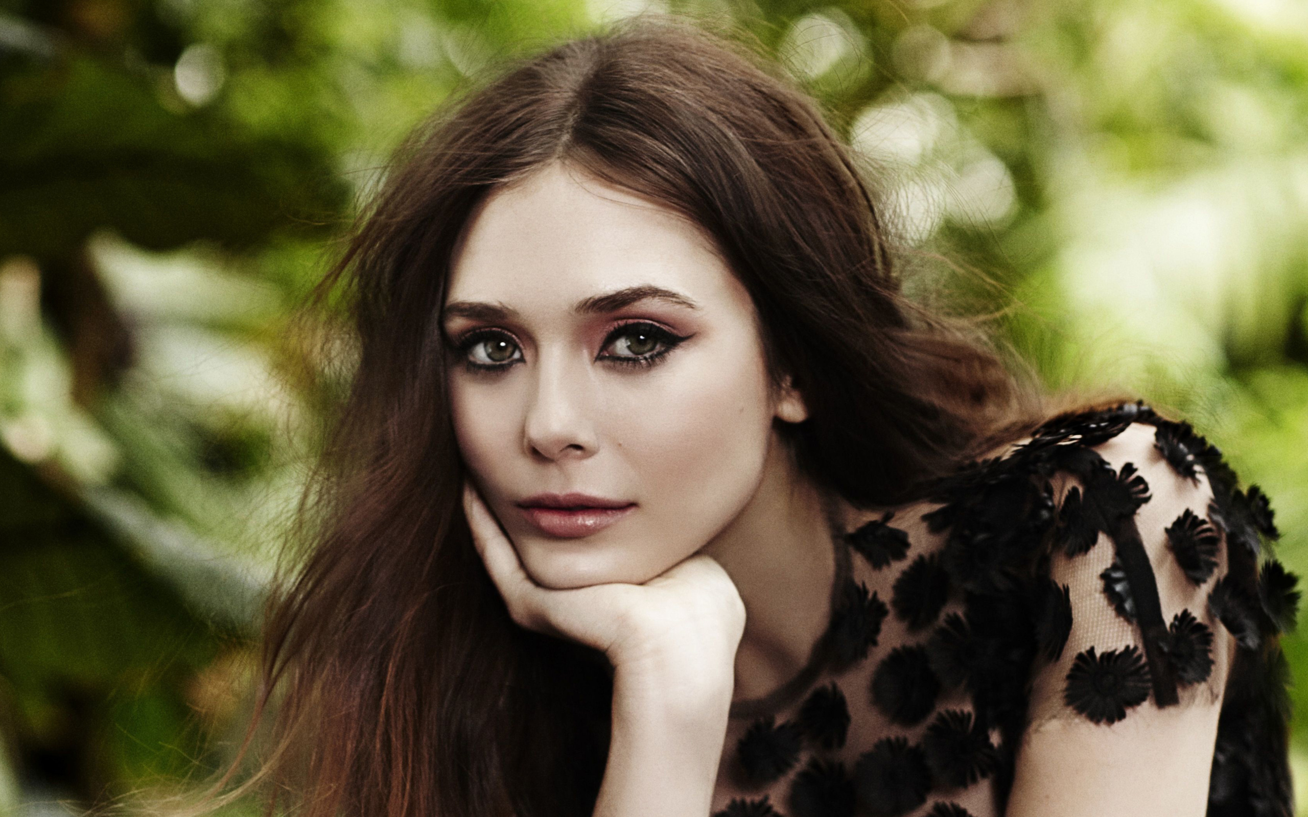 Красивая Элизабет Олсен в черном платье