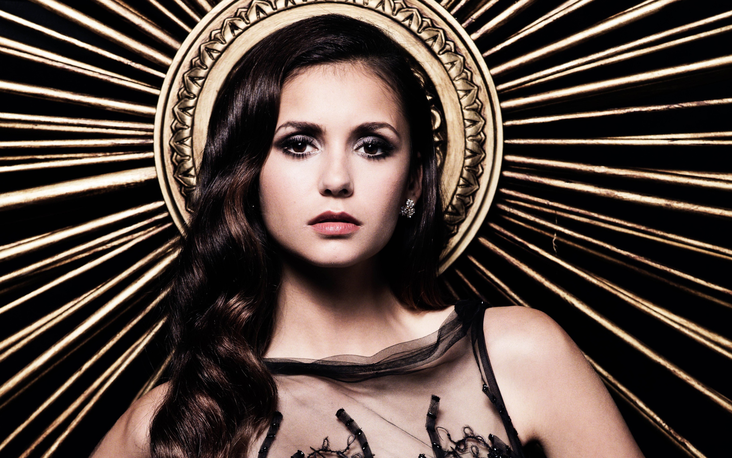 Красивая Нина Добрев с длинными волосами