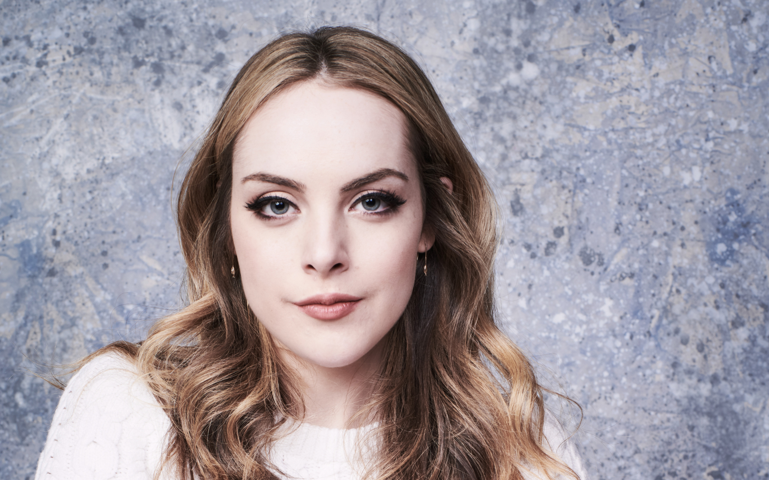 Красивая голубоглазая длинноволосая девушка, актриса Элизабет Гиллис 2018