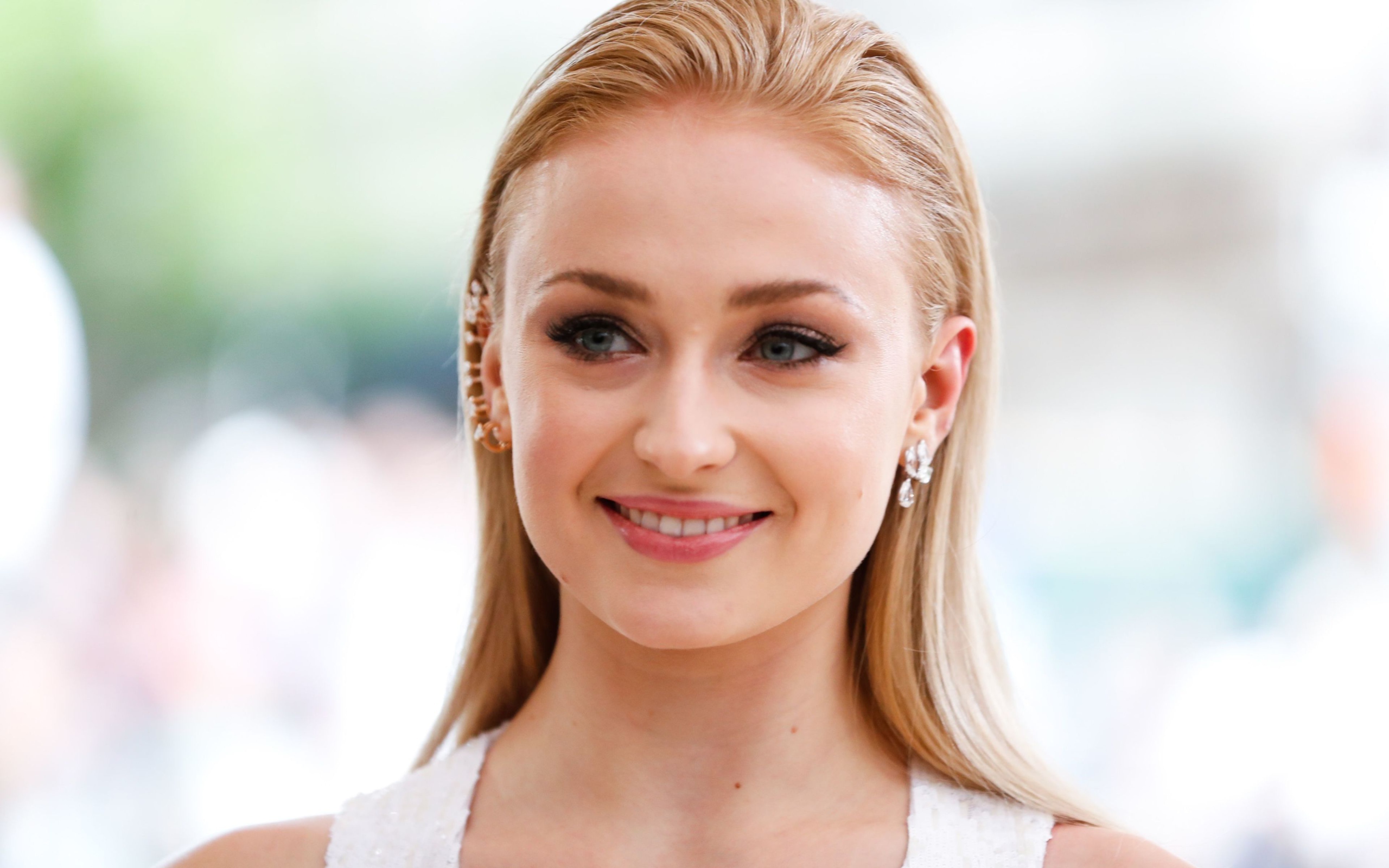 Красивая рыжеволосая актриса Софи Тёрнер с очаровательной улыбкой