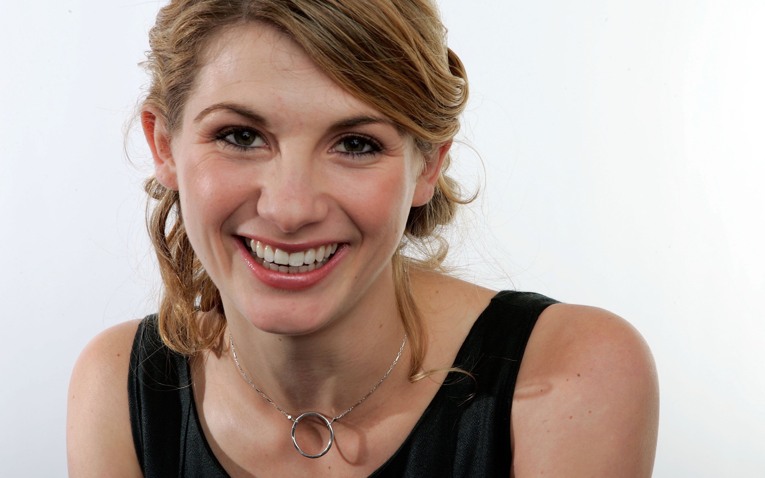 Красивая улыбающаяся актриса Джоди Уиттакер