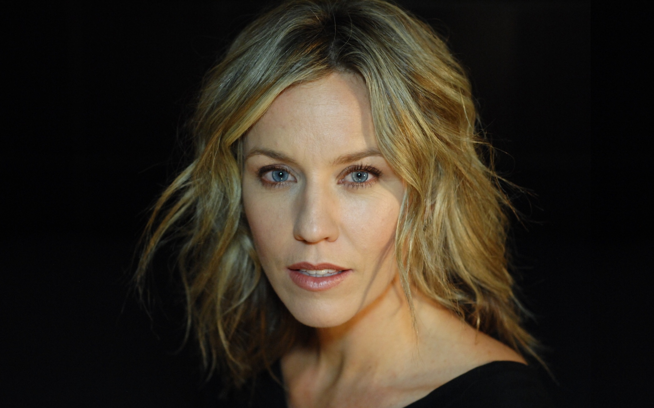 Голубоглазая блондинка, австралийская актриса Симона Макаллай