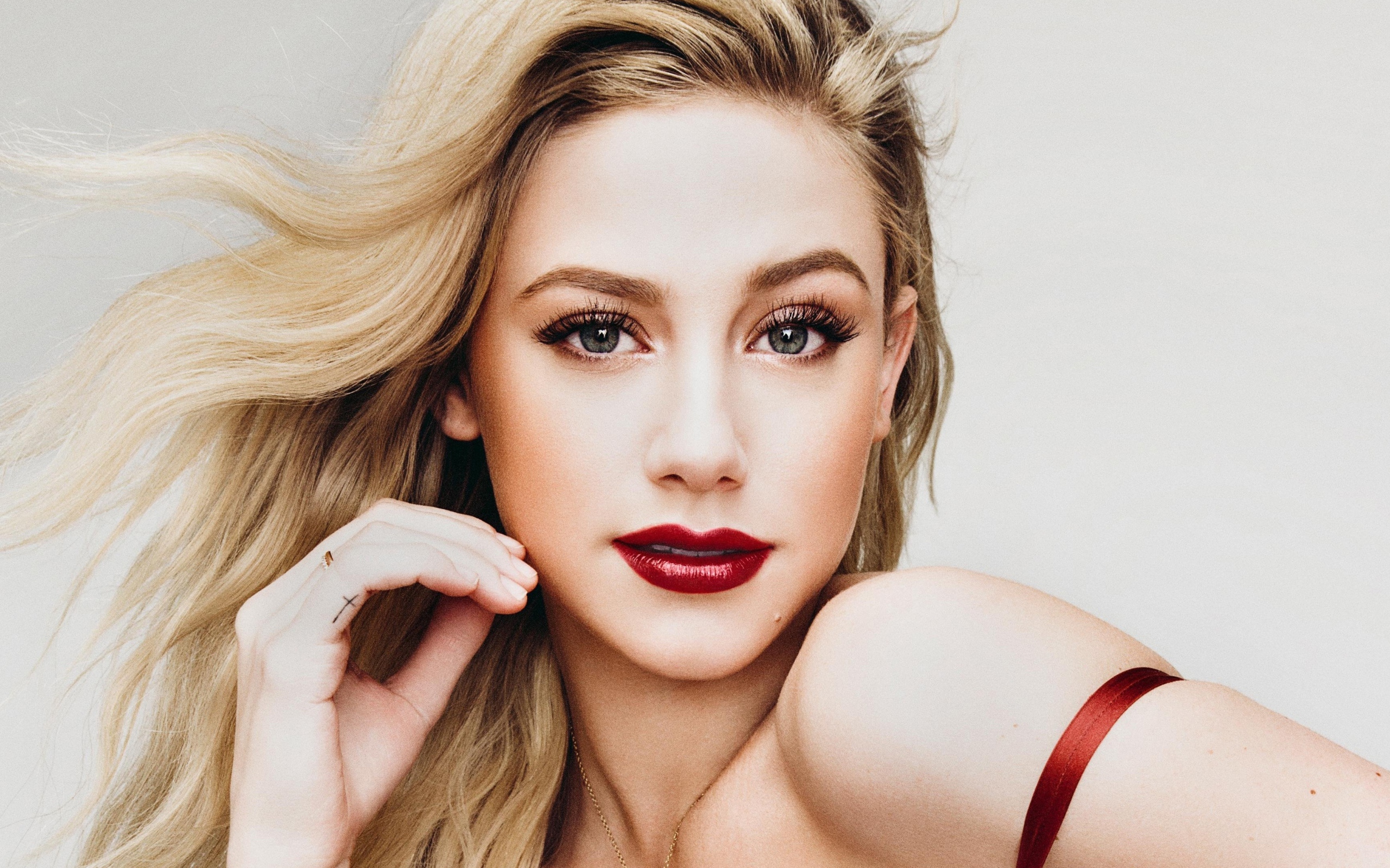 Яркая блондинка, актриса Лили Рейнхарт