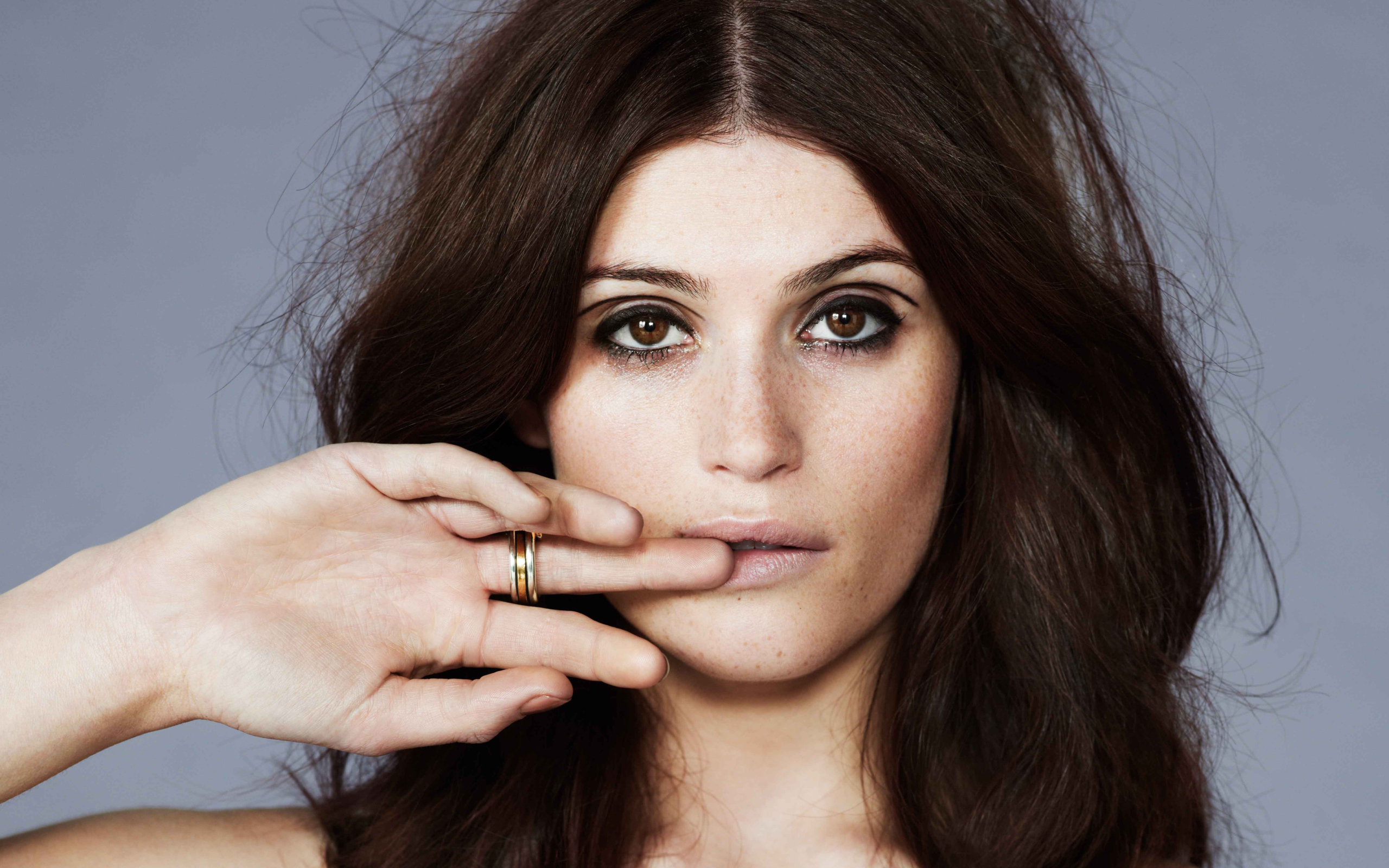 Британская актриса Джемма Артертон с рукой у лица