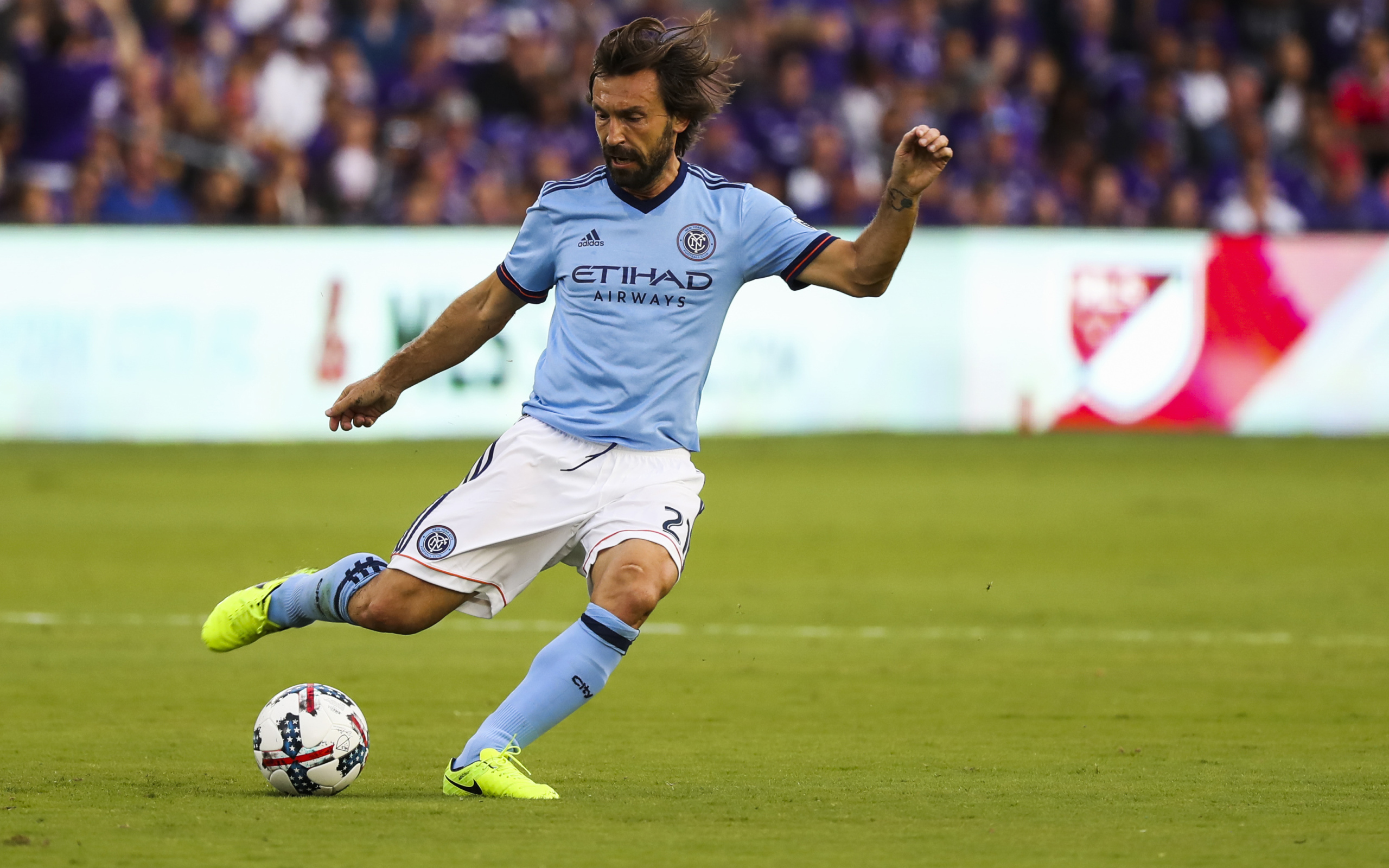 Футболист Андреа Пирло на поле с мячом