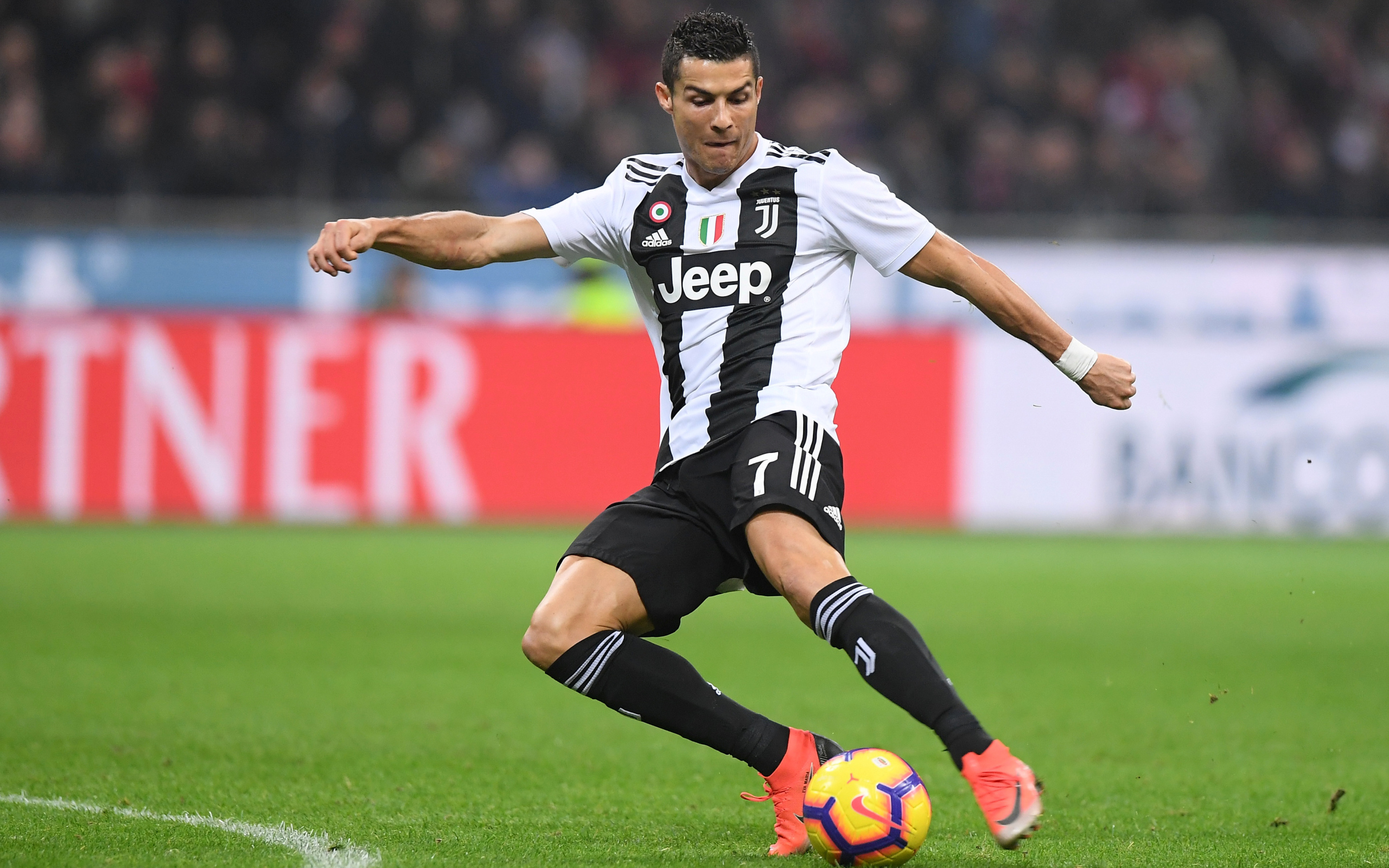 Футболист Криштиану Роналду отбирает мяч на футбольном поле 