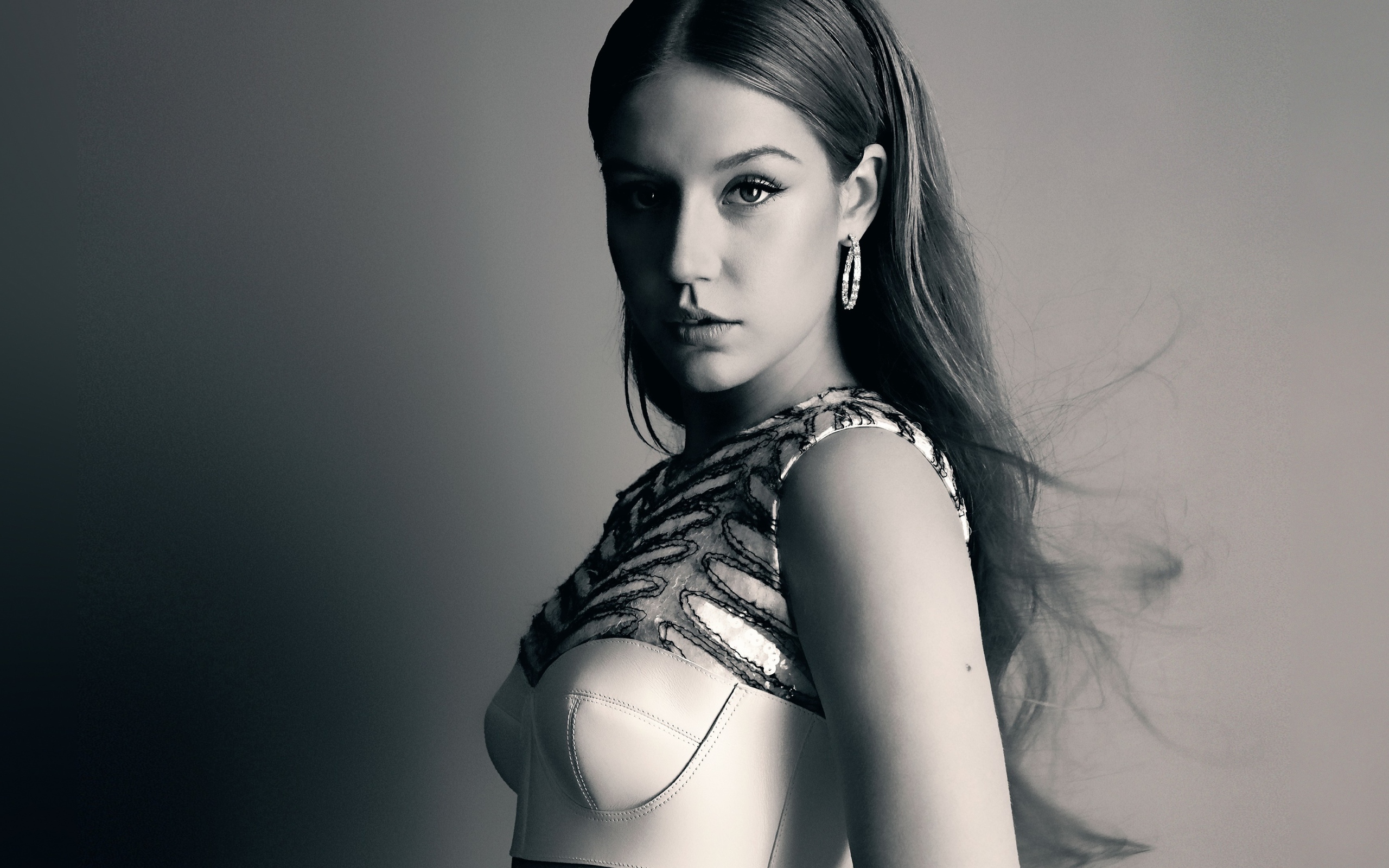 Французская актриса Адель Экзаркопулос на сером фоне 