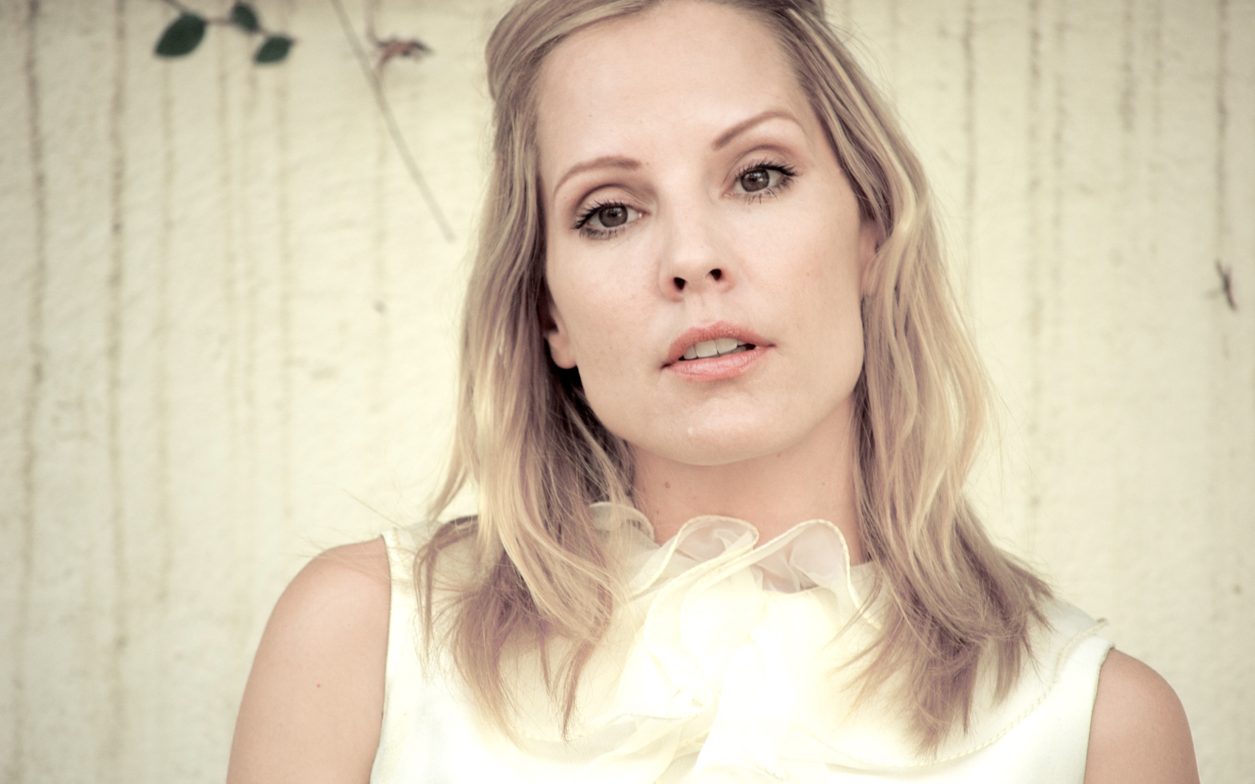 Нежная актриса Эмма Колфилд