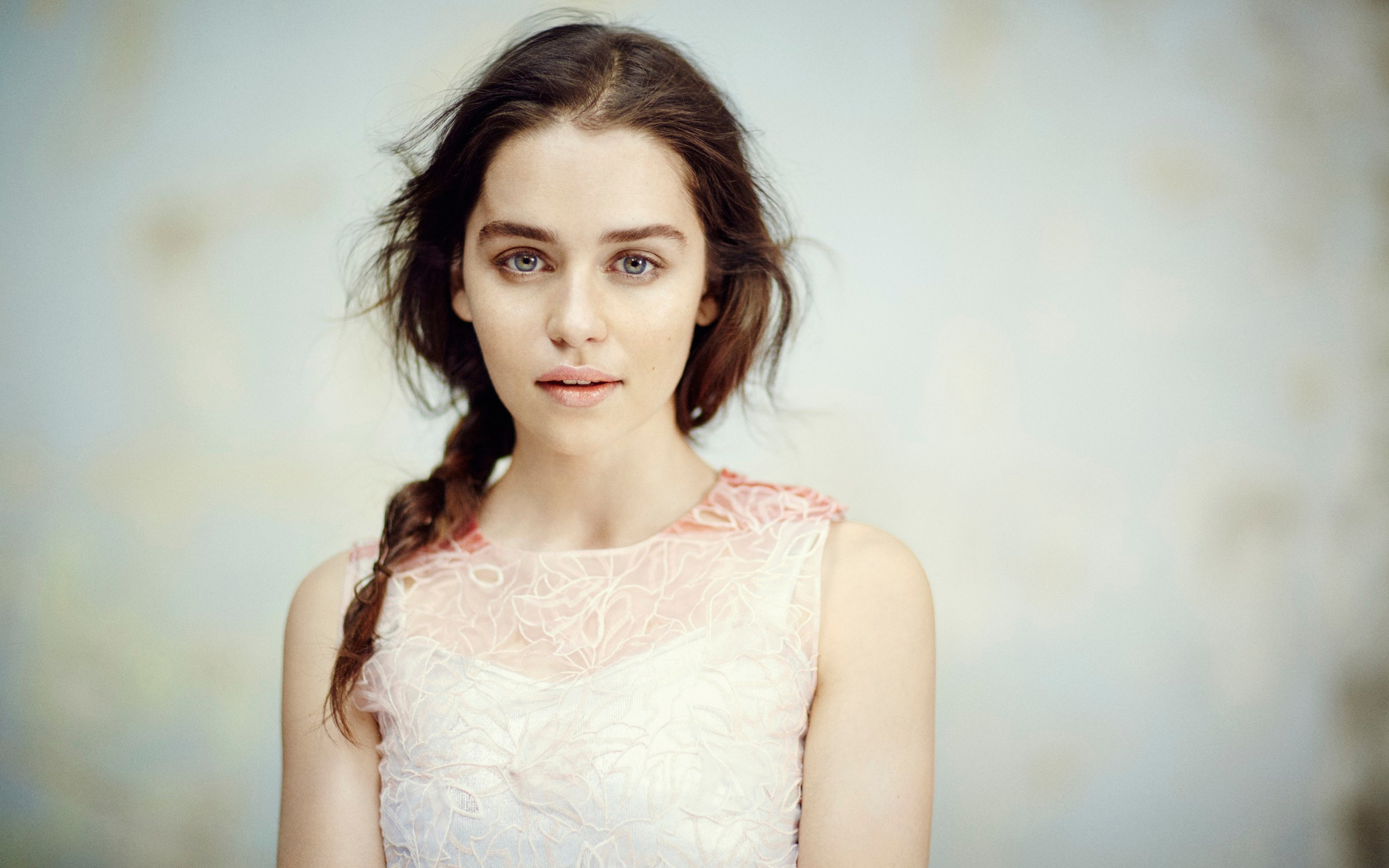 Нежная девушка, популярная актриса Эмилия Кларк