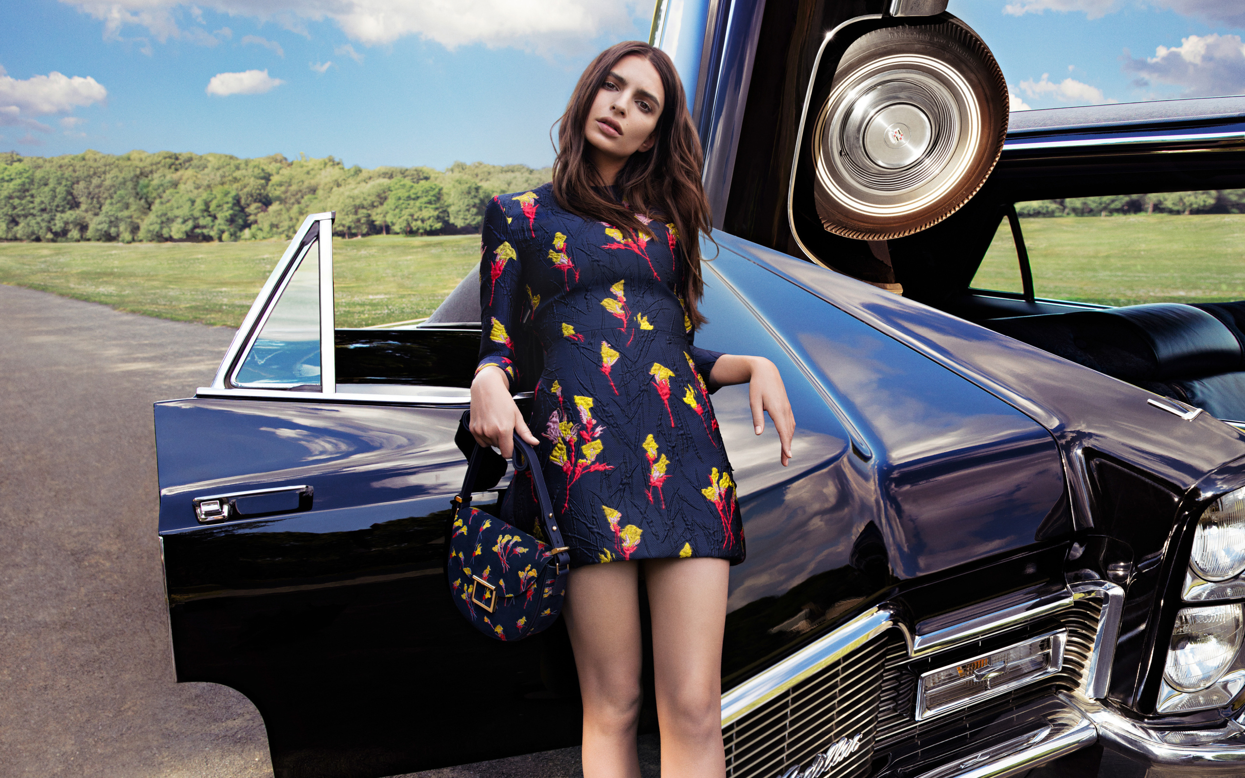 Модель, актриса Эмили Ратаковски у черного автомобиля