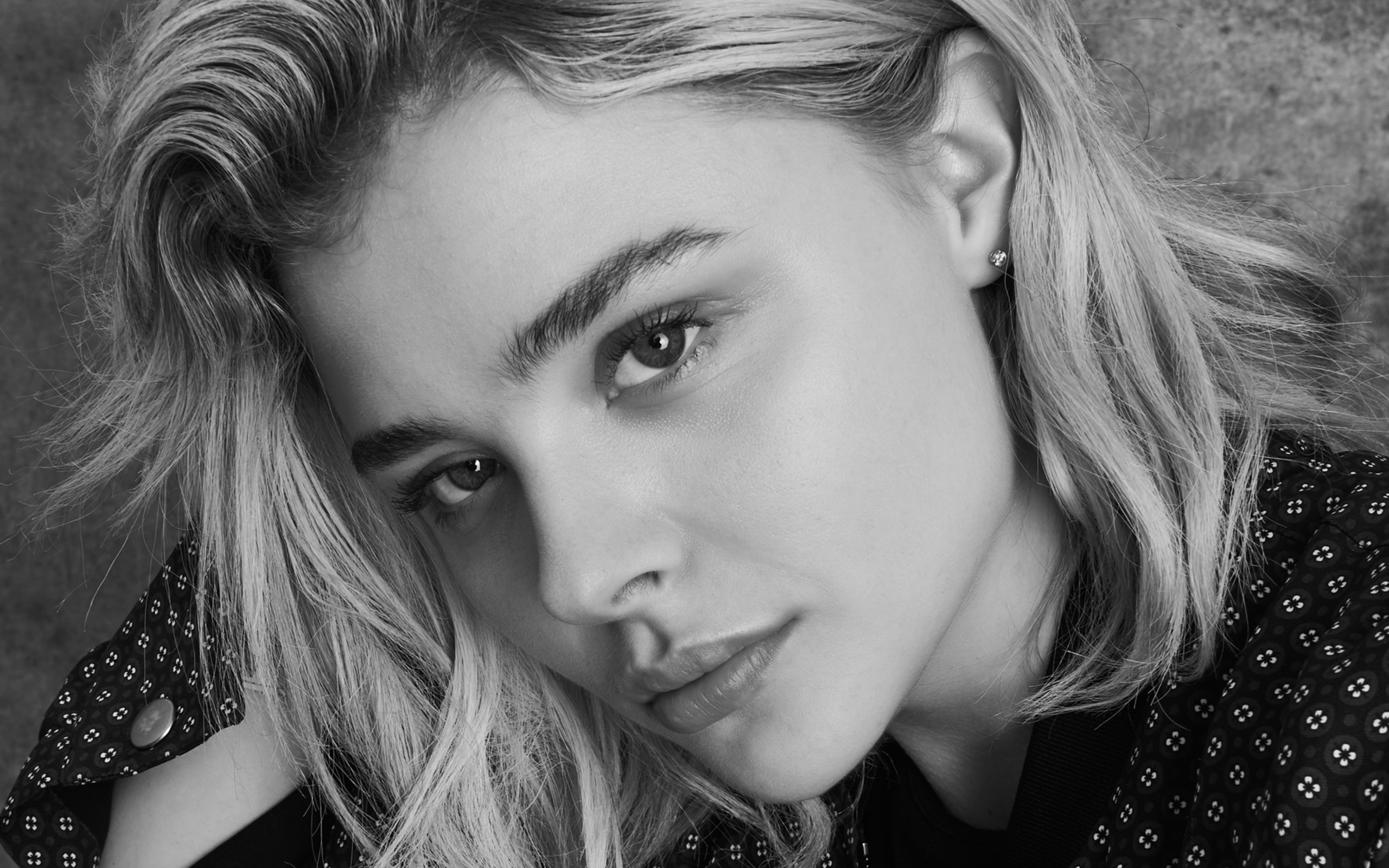 Популярная актриса Хлоя Грейс Морец черно- белое фото