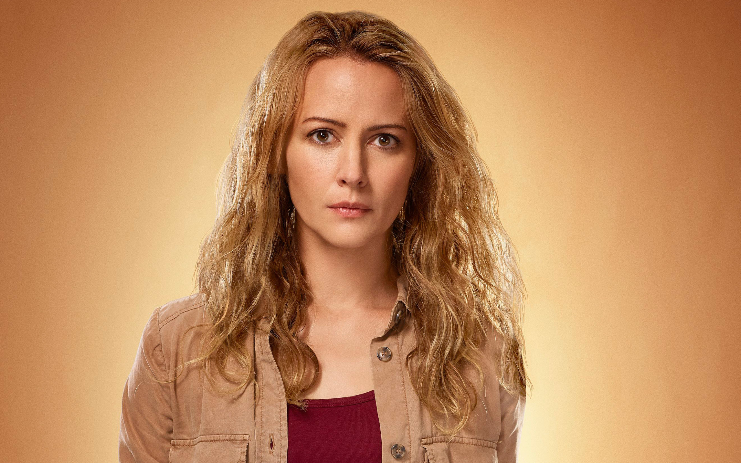 Серьезная американская актриса Эми Экер