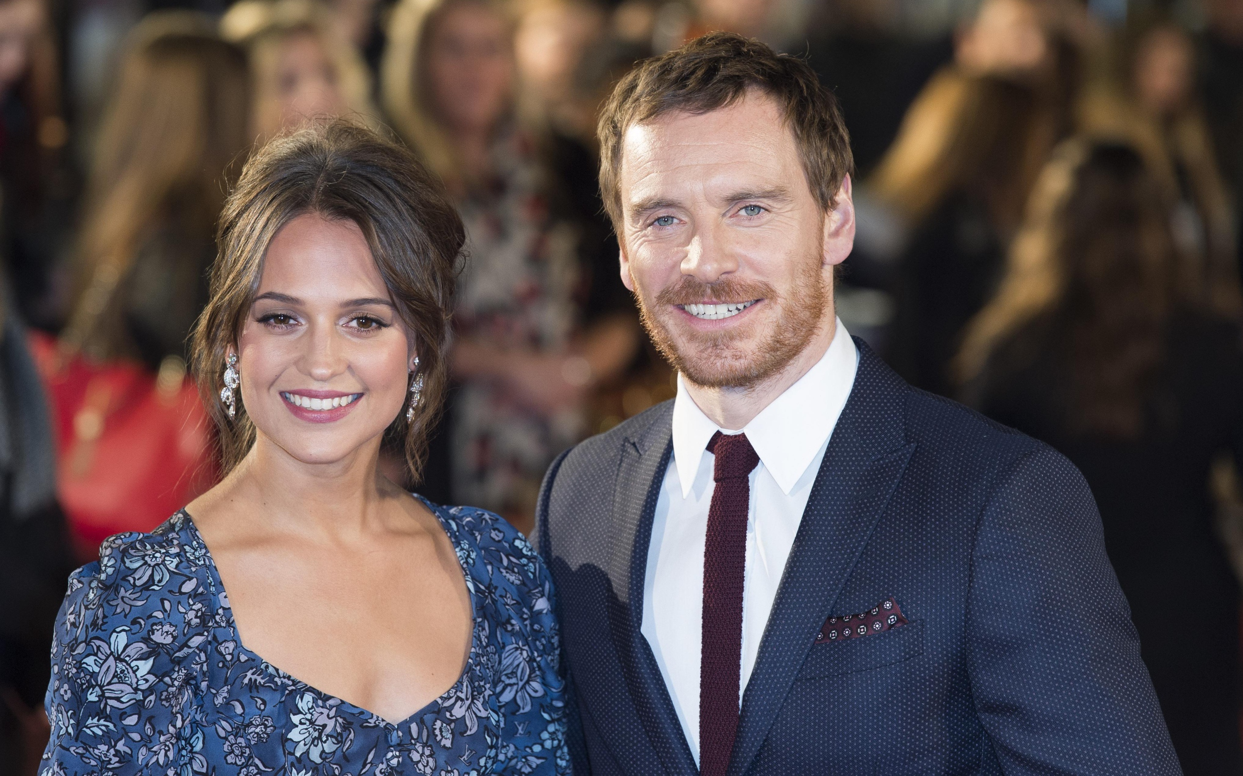 Улыбающиеся актеры Алисия Викандер и Майкл Фассбендер